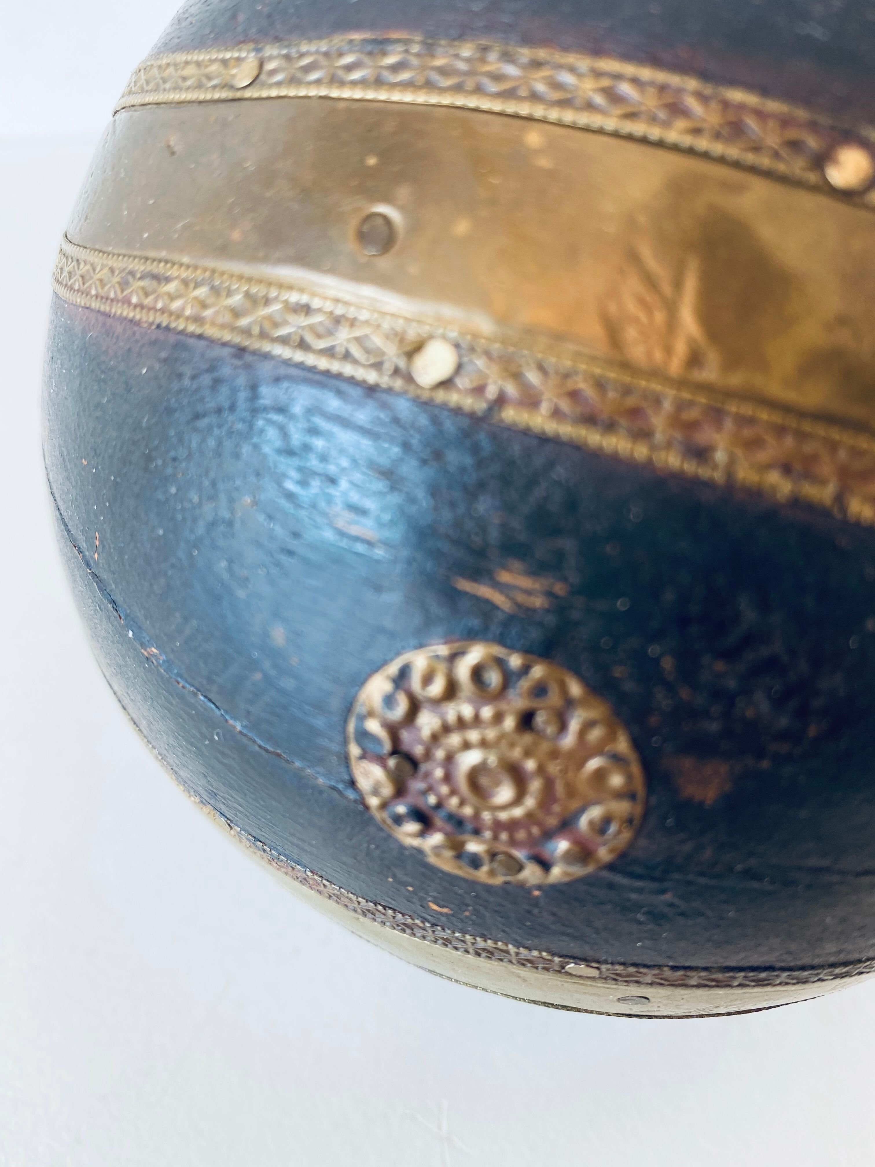 Decorative ball in wood and laion
