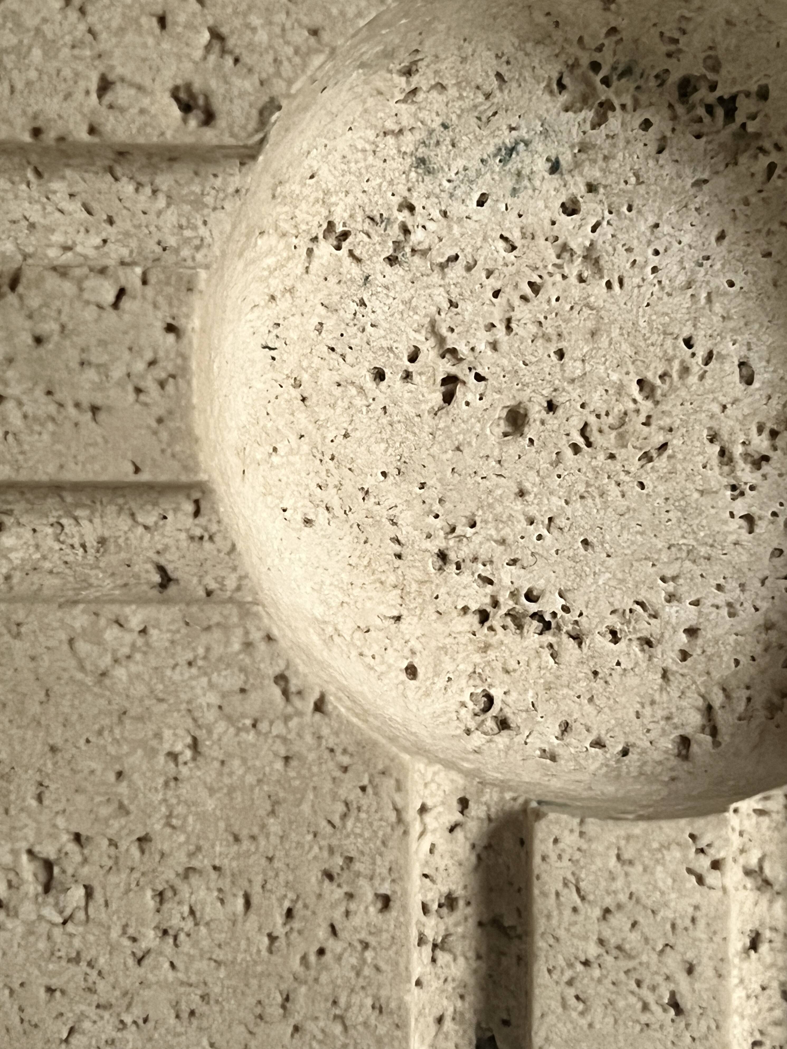 Sculpted travertine ashtray by Fratelli Manelli, Italian design 1970.