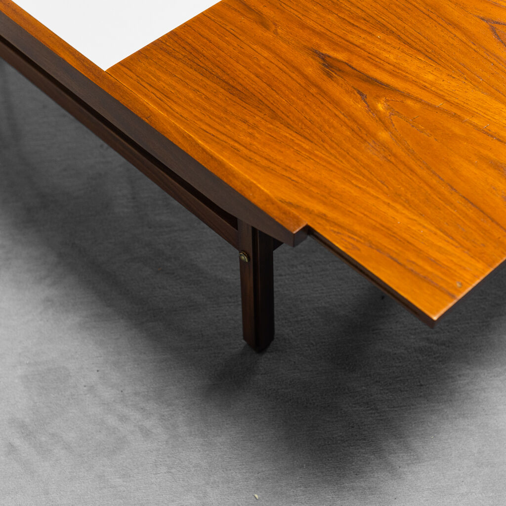 Extendable coffee table in teak