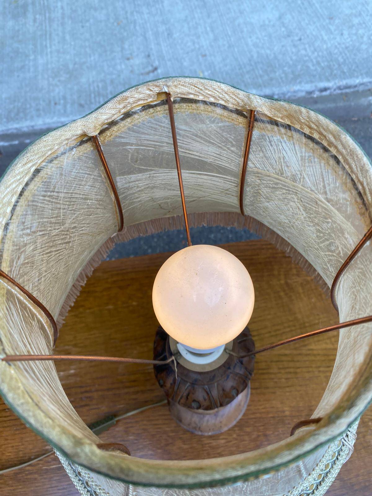Lampe à poser vintage en bois tourné et sculpté 1950