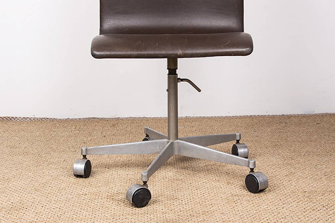 4 office chairs, in leather and aluminum, Oxford model by Arne Jacobsen.