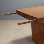 Table en bois plaqué loupe des années 1940