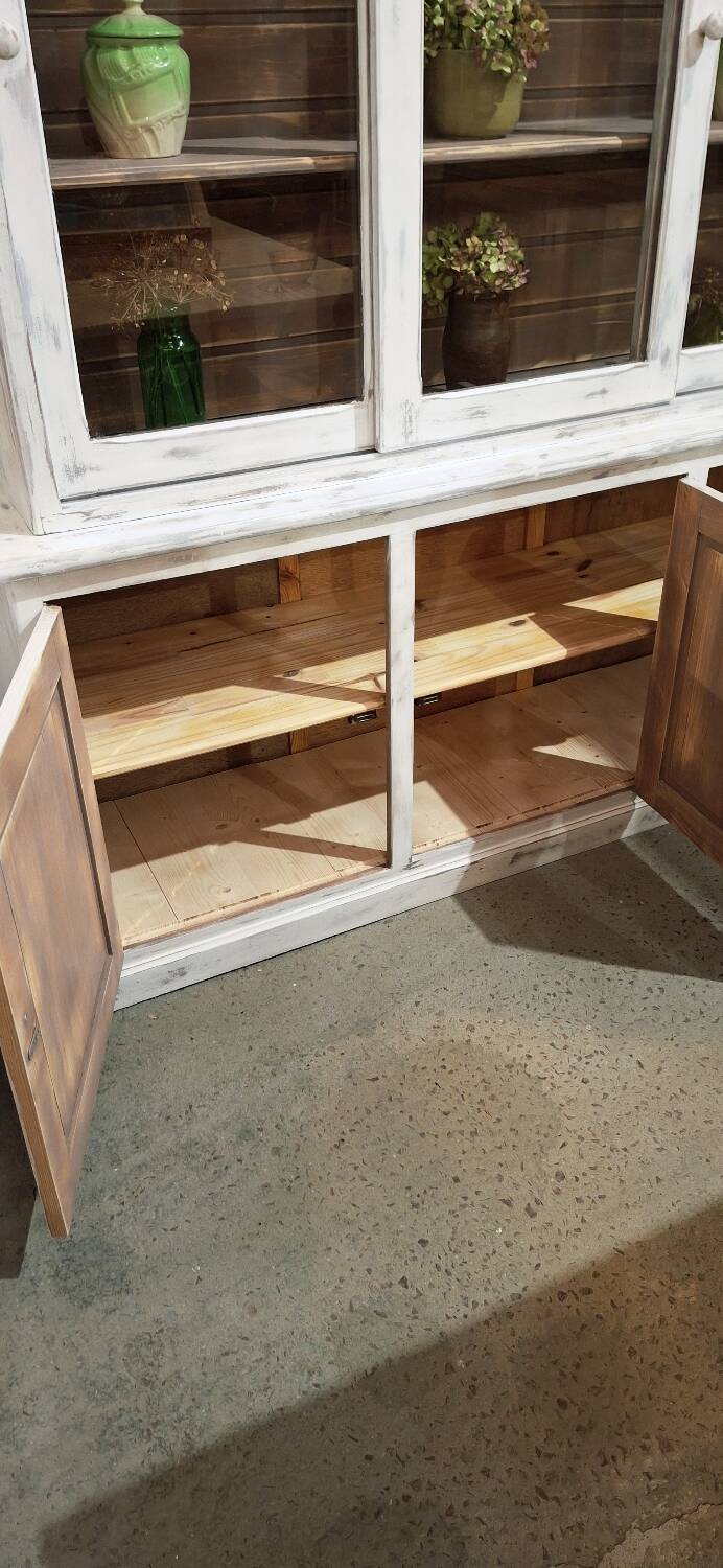 Buffet with 2 glass doors