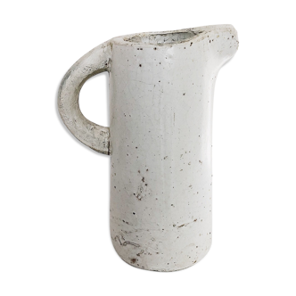 Broc en céramique blanche