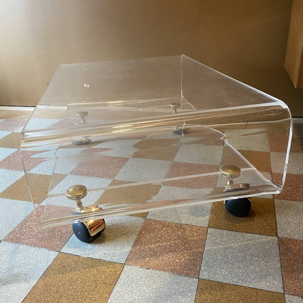 Table basse en plexiglass