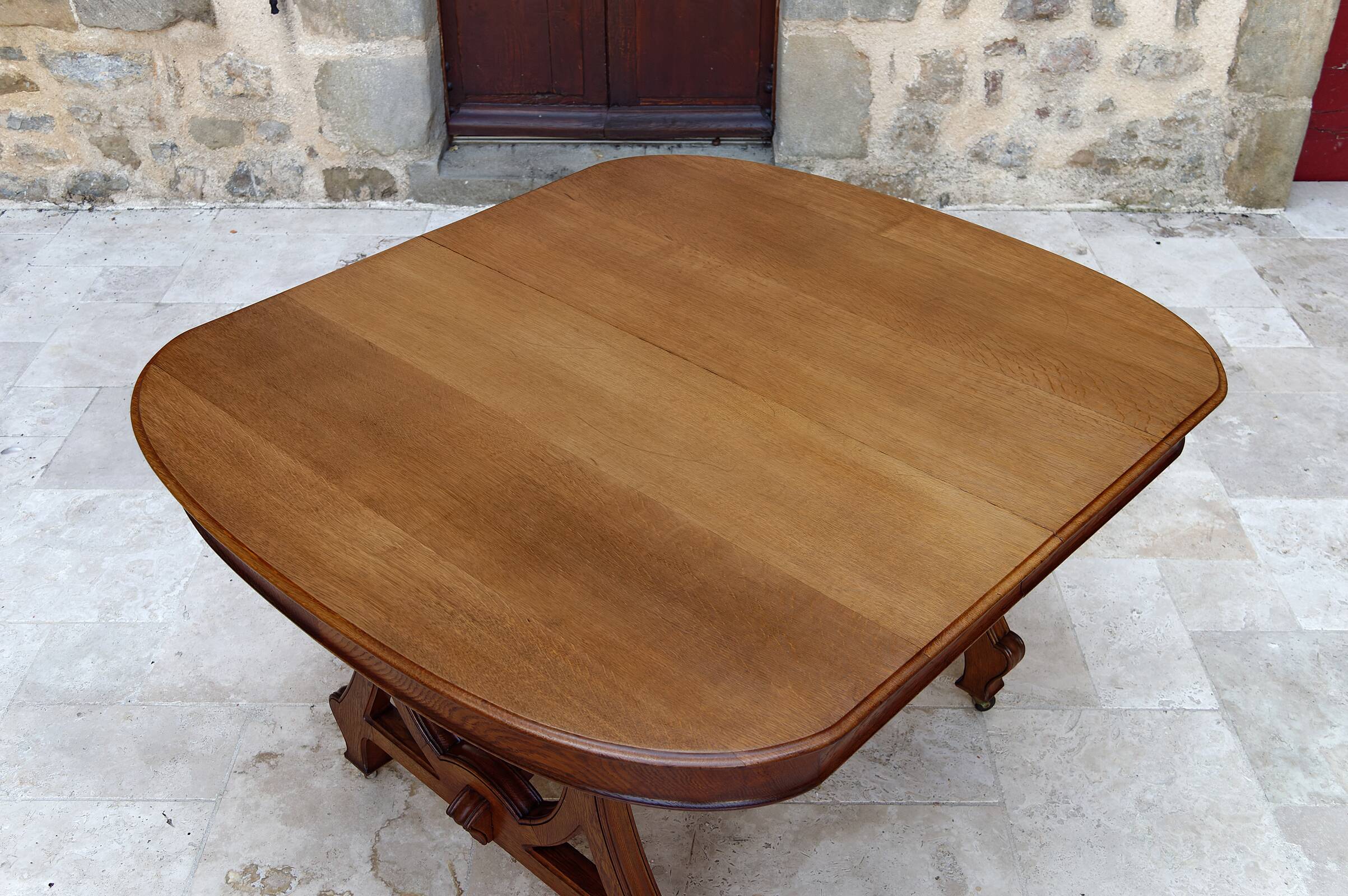 Dining room table by Maison Krieger, Art Nouveau, circa 1900, in solid oak