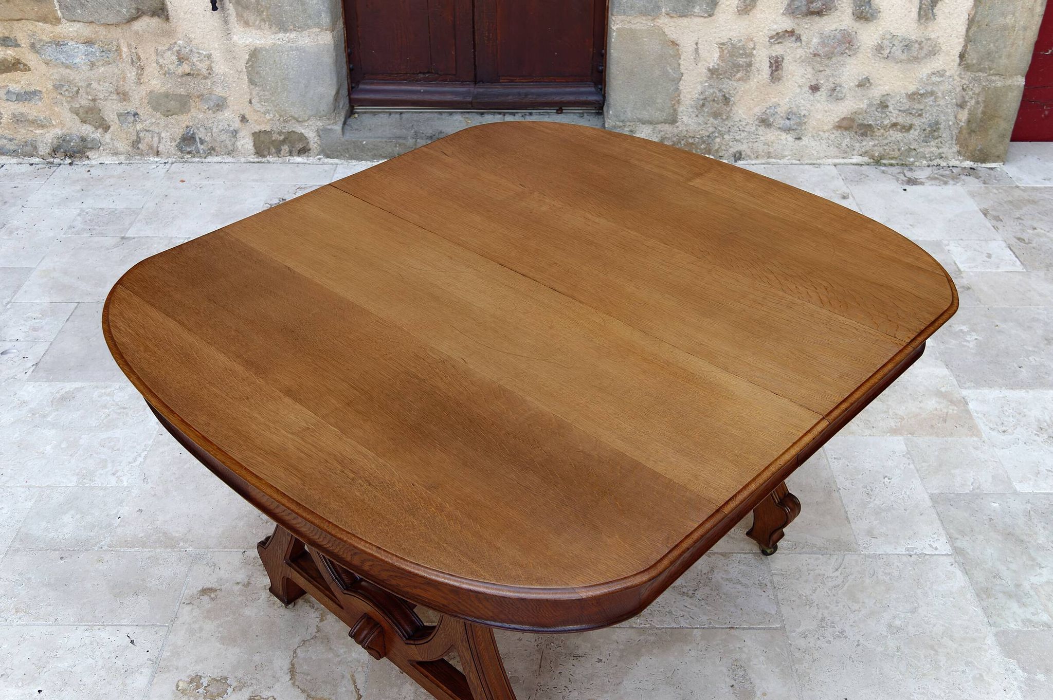 Dining room table by Maison Krieger, Art Nouveau, circa 1900, in solid oak