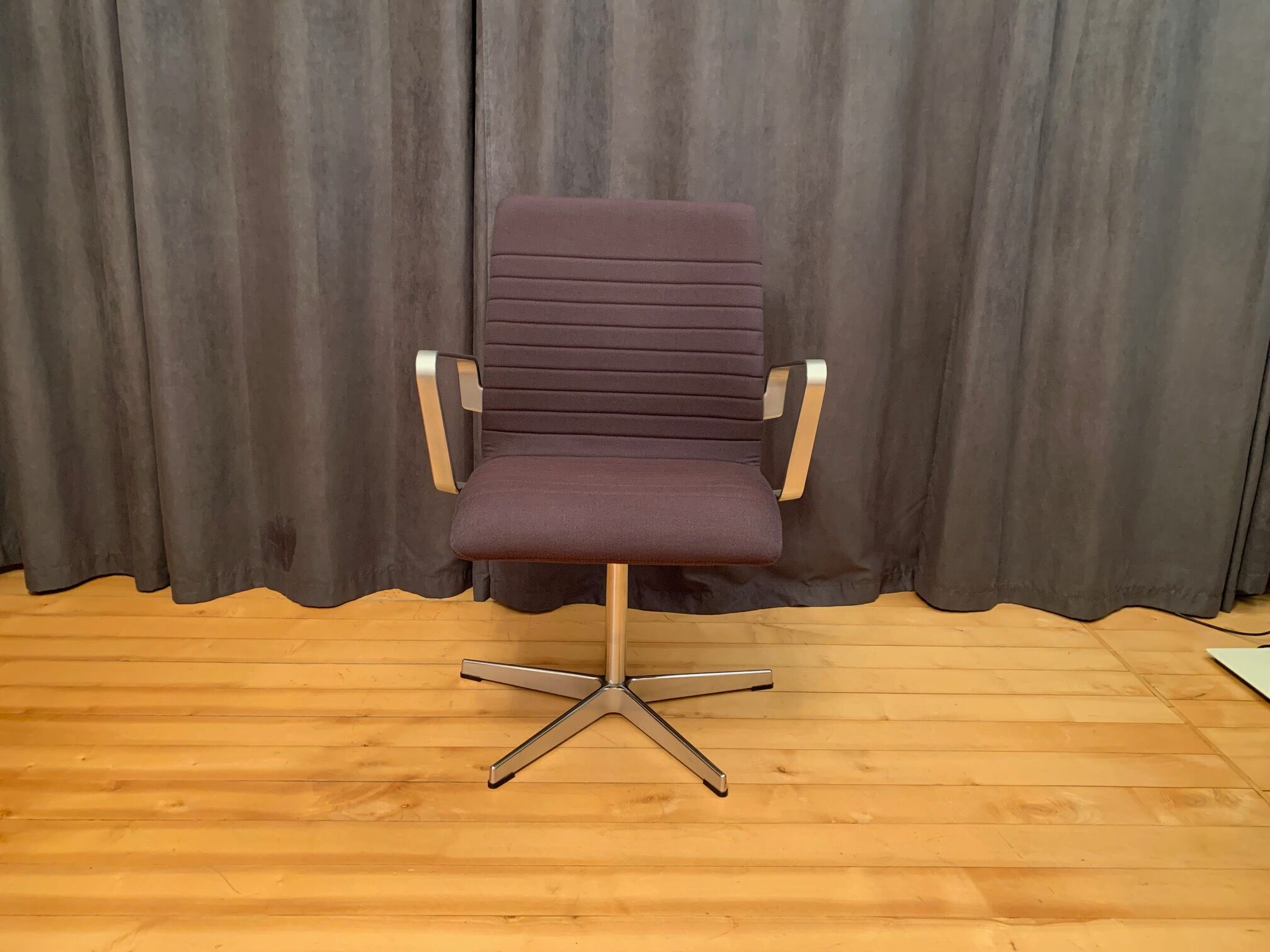 Oxford armchair by Arne Jacobsen, Fritz Hansen, Denmark.