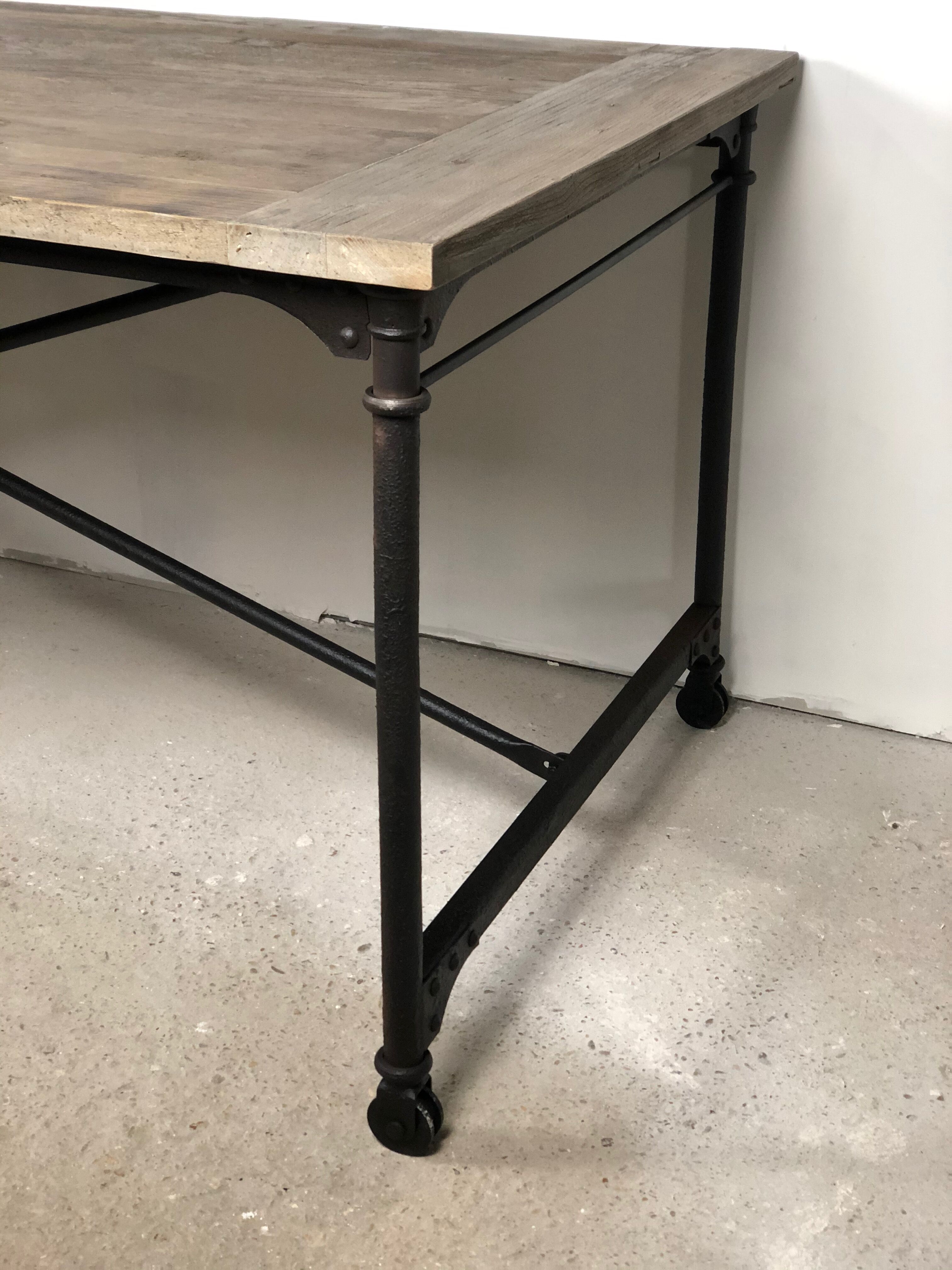 Table d'atelier en fer et plateau bois ancien