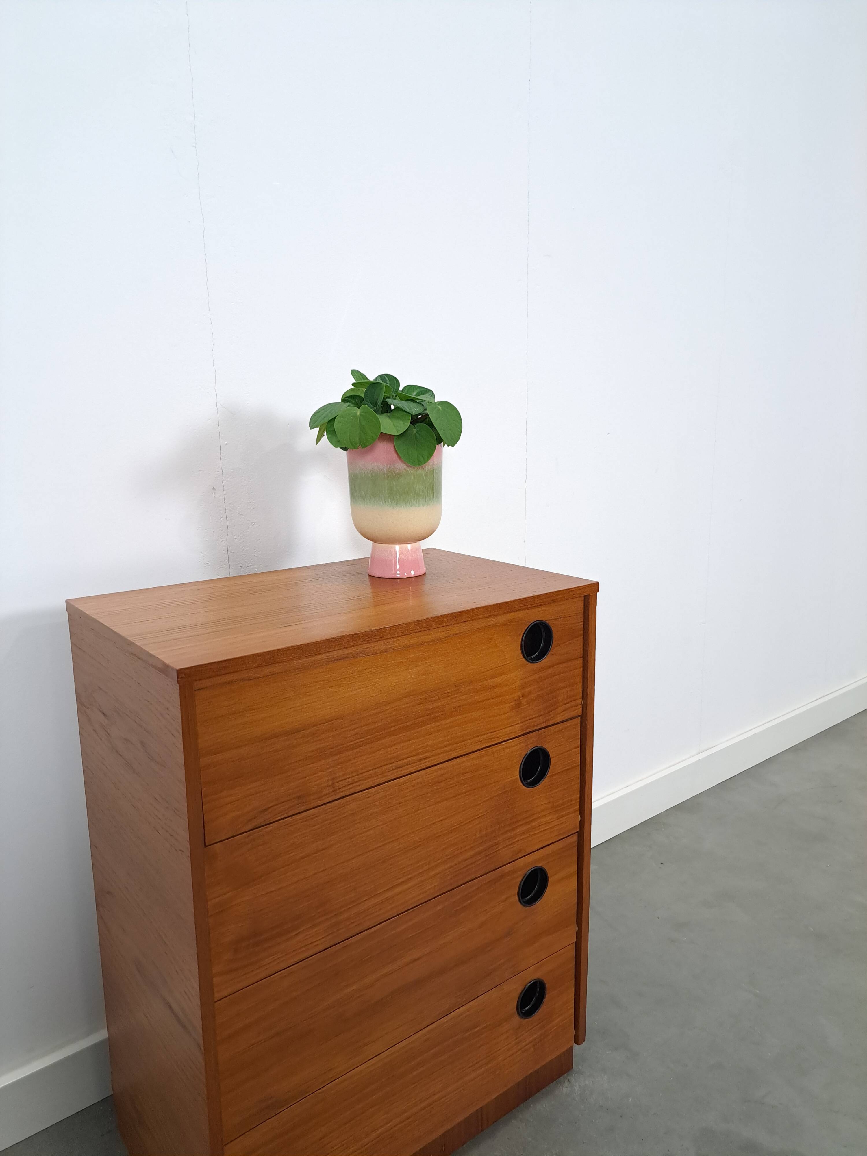 Schoenenkast met zwarte ronde grepen, nr. 2