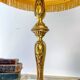 Lampe de style Louis XVI en bronze doré avec abat-jour jaune à franges – lampe ancienne élégante vintage