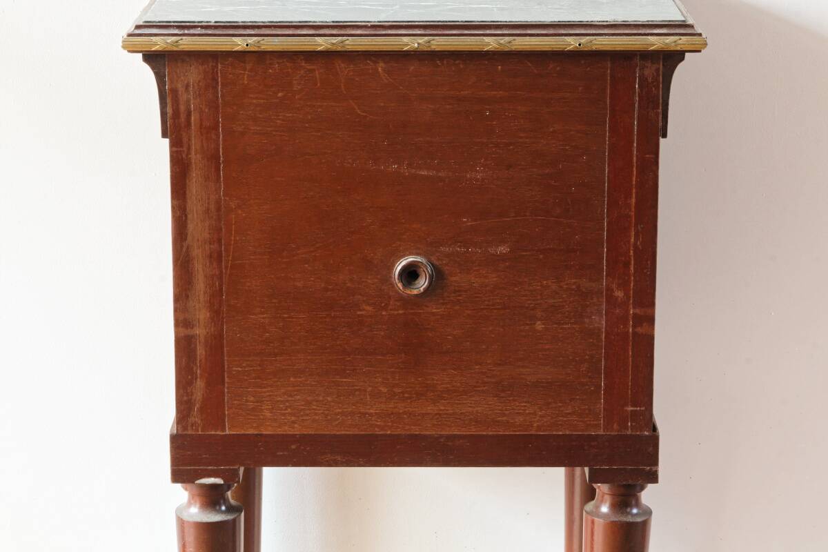 Table de chevet néoclassique, dans le goût anglais Regency Wedgewood