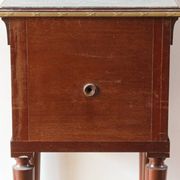 Table de chevet néoclassique, dans le goût anglais Regency Wedgewood