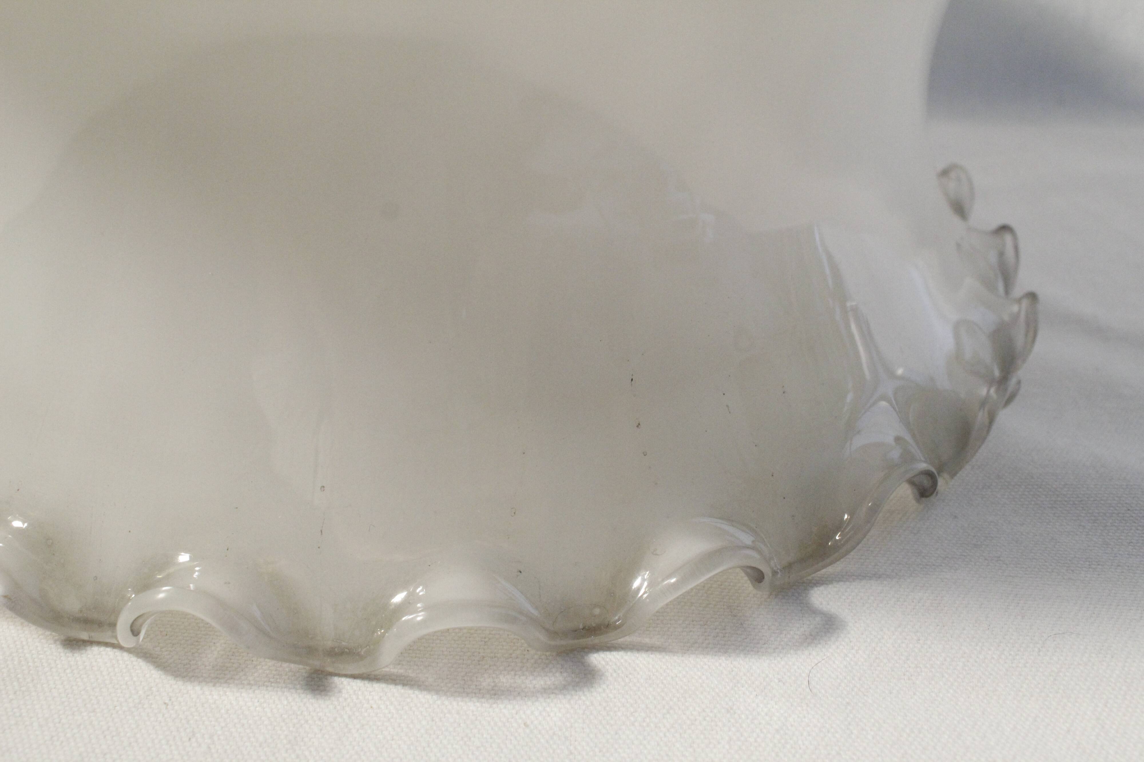 Round suspension in white opaline with serrated edges electrified