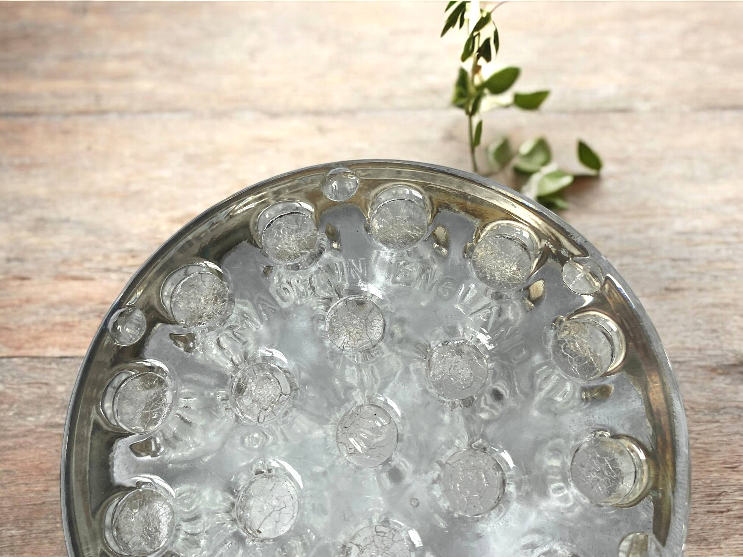 Vase, pique fleurs en cristal et métal argenté à décor perlé