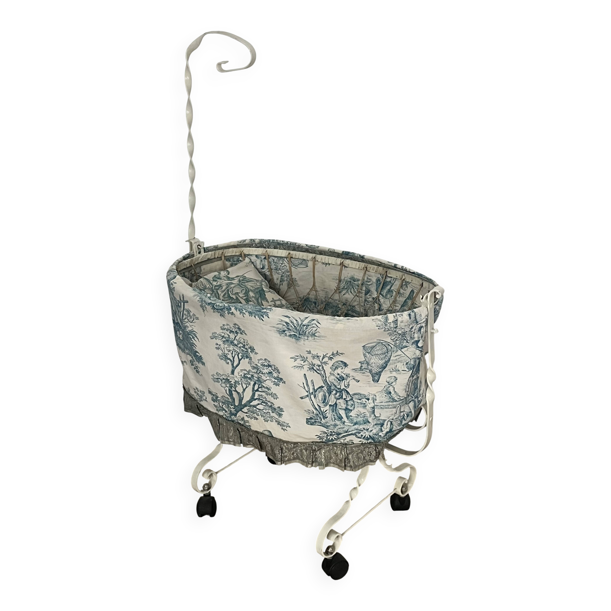 Jouet ancien, berceau de poupée, décor toile de jouy