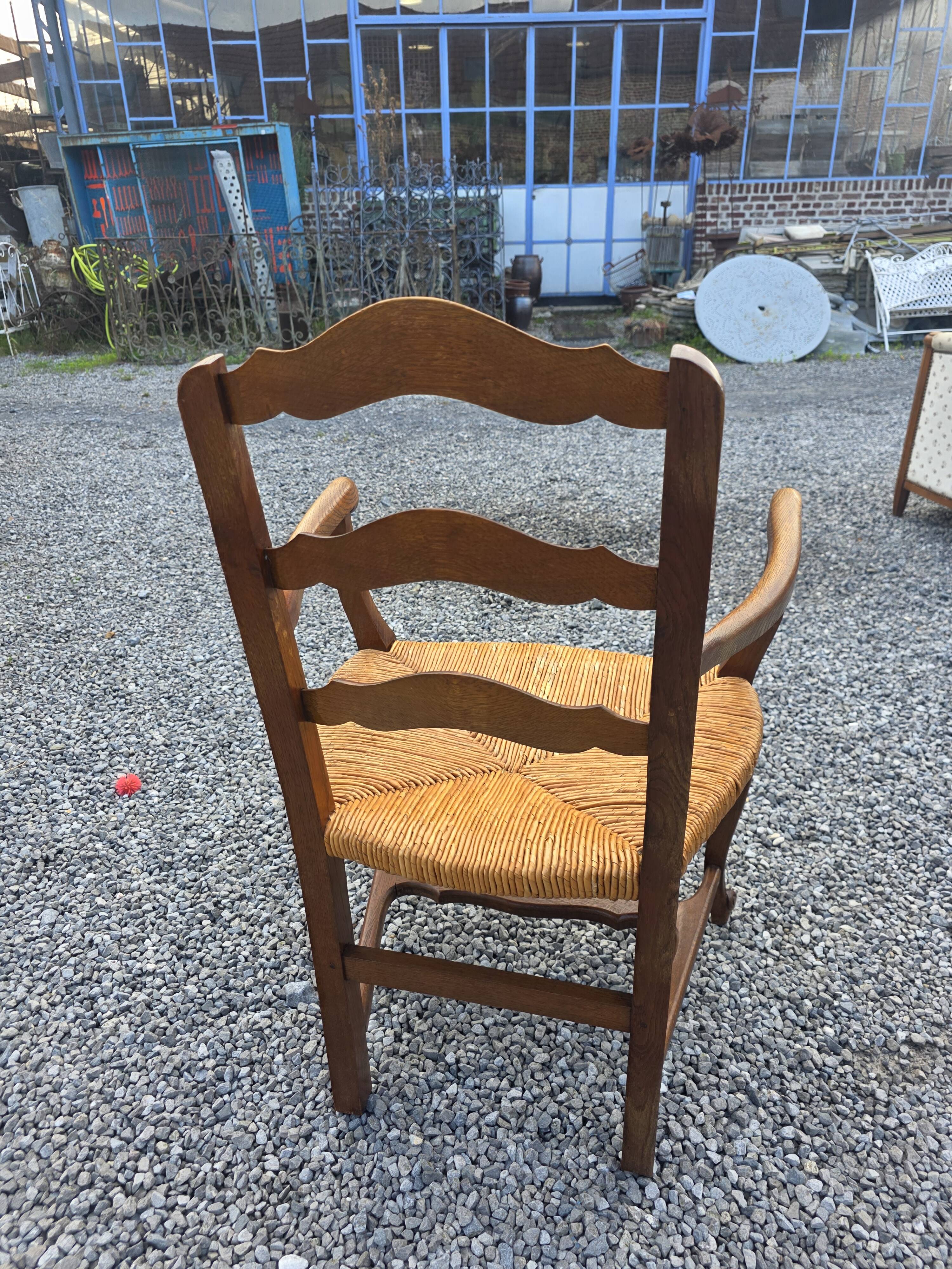 Fauteuil en chêne style Louis XV