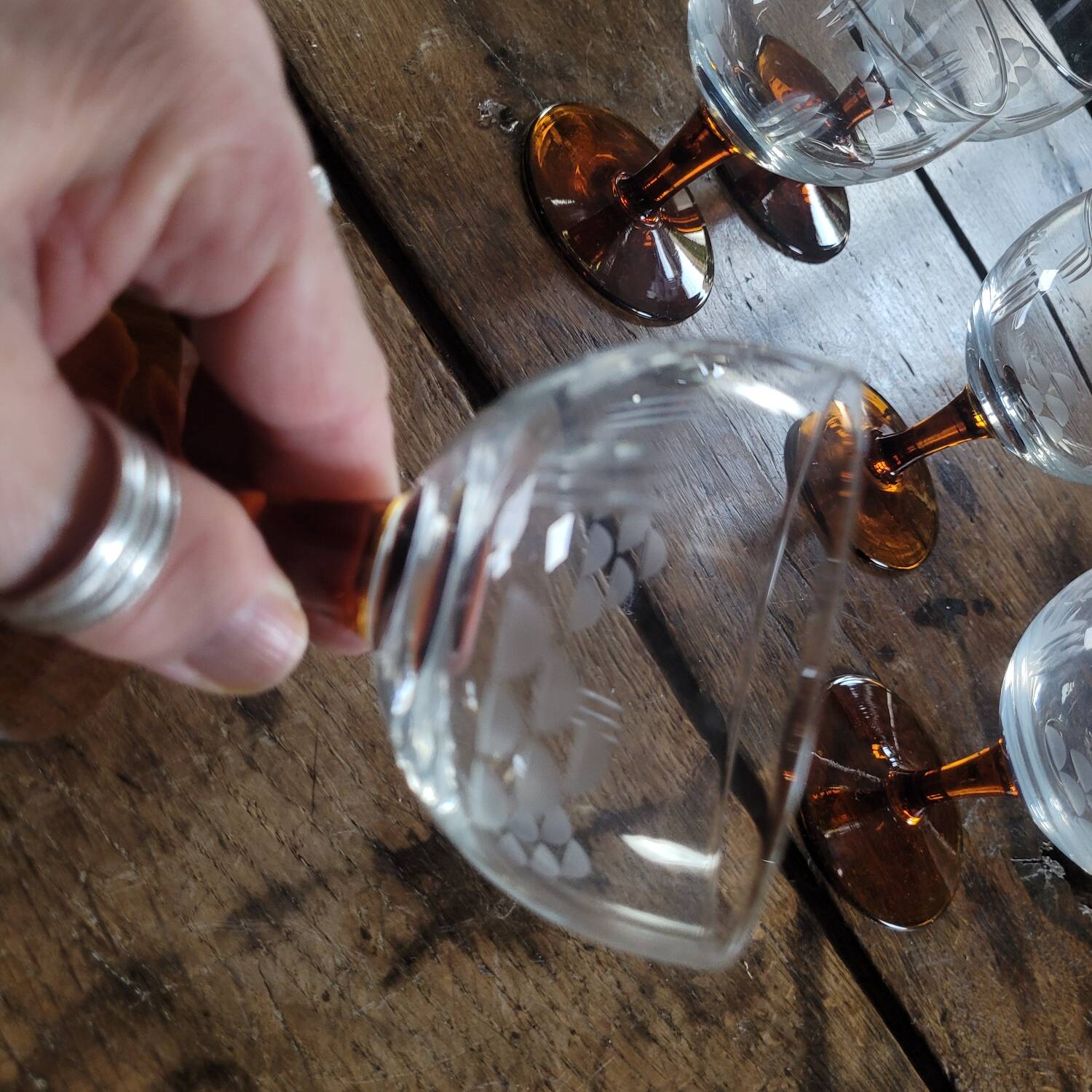 Engraved wine glasses with amber feet, 60s France