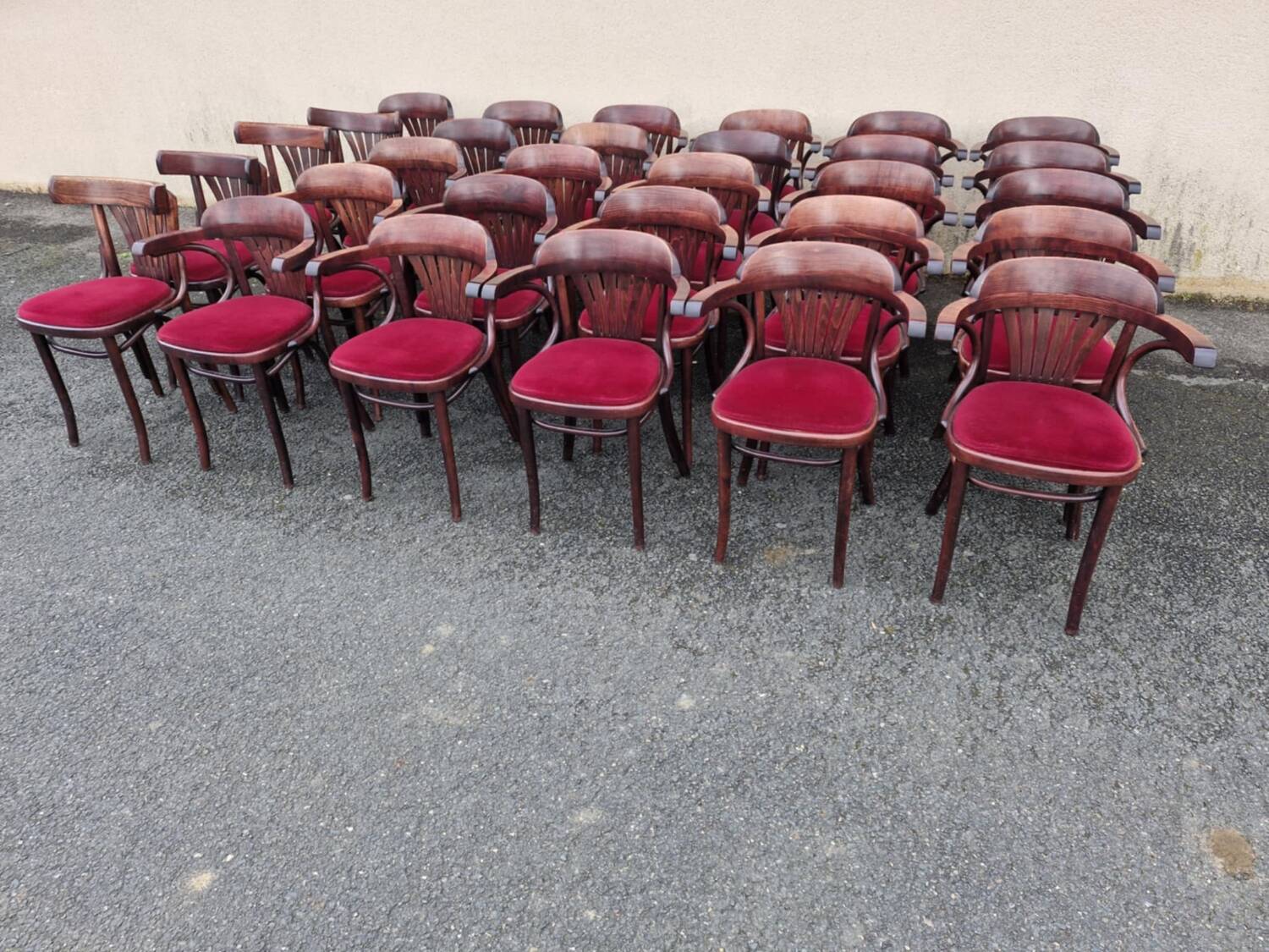 26 fauteuils et 4 chaises bistrot