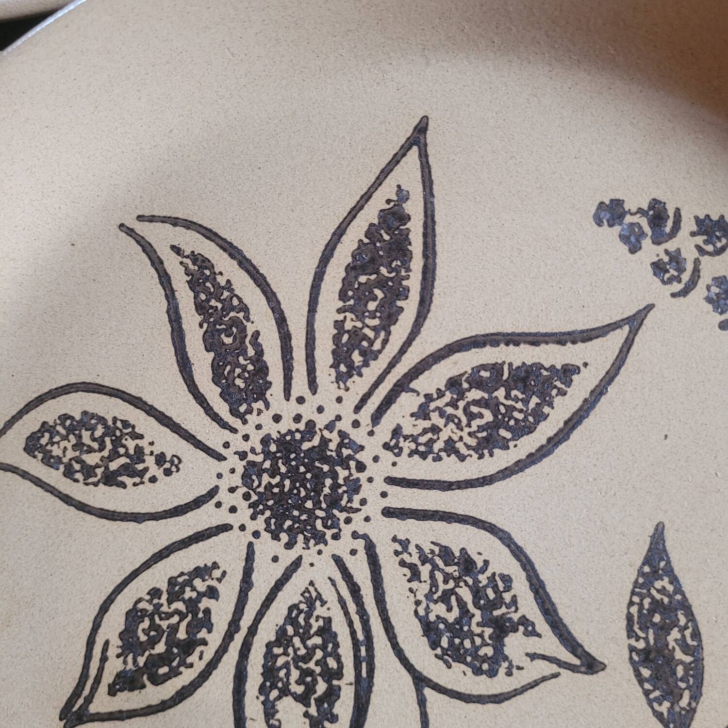 Flat stoneware plates with floral decoration – France – 1970s