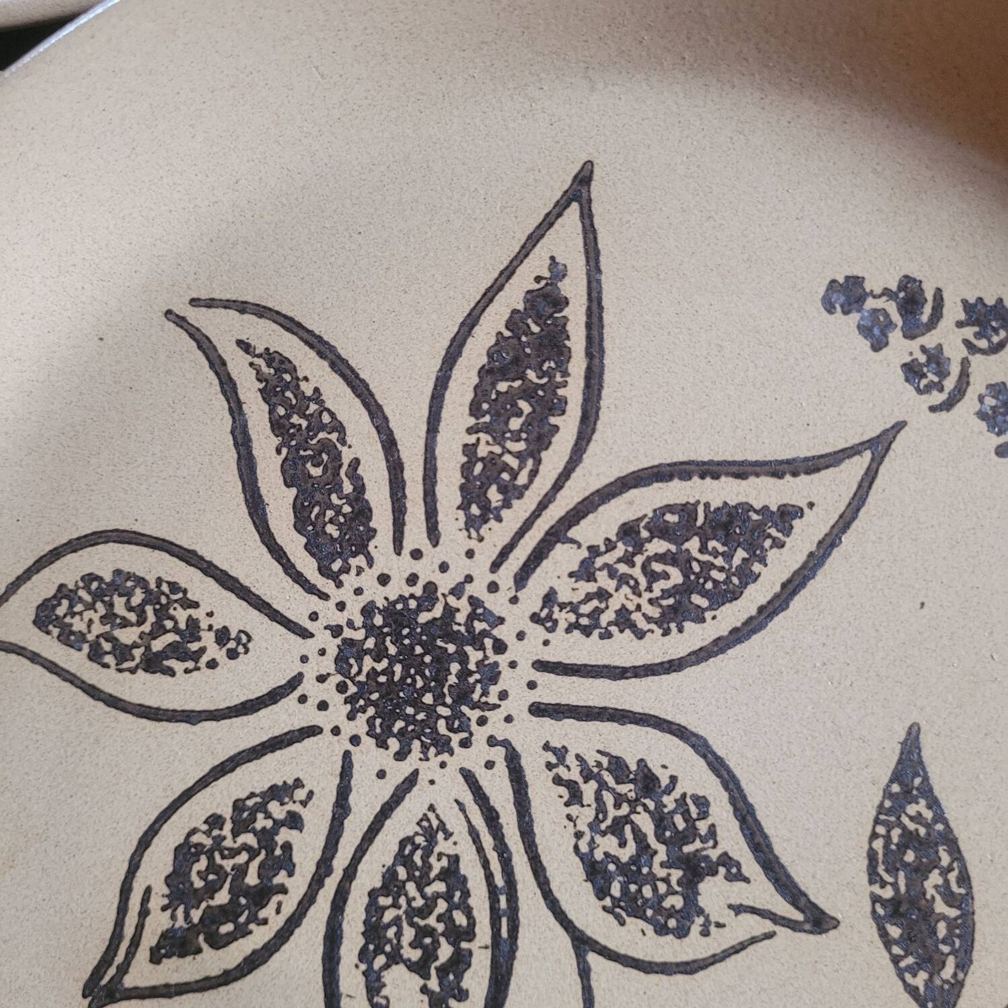 Flat stoneware plates with floral decoration – France – 1970s