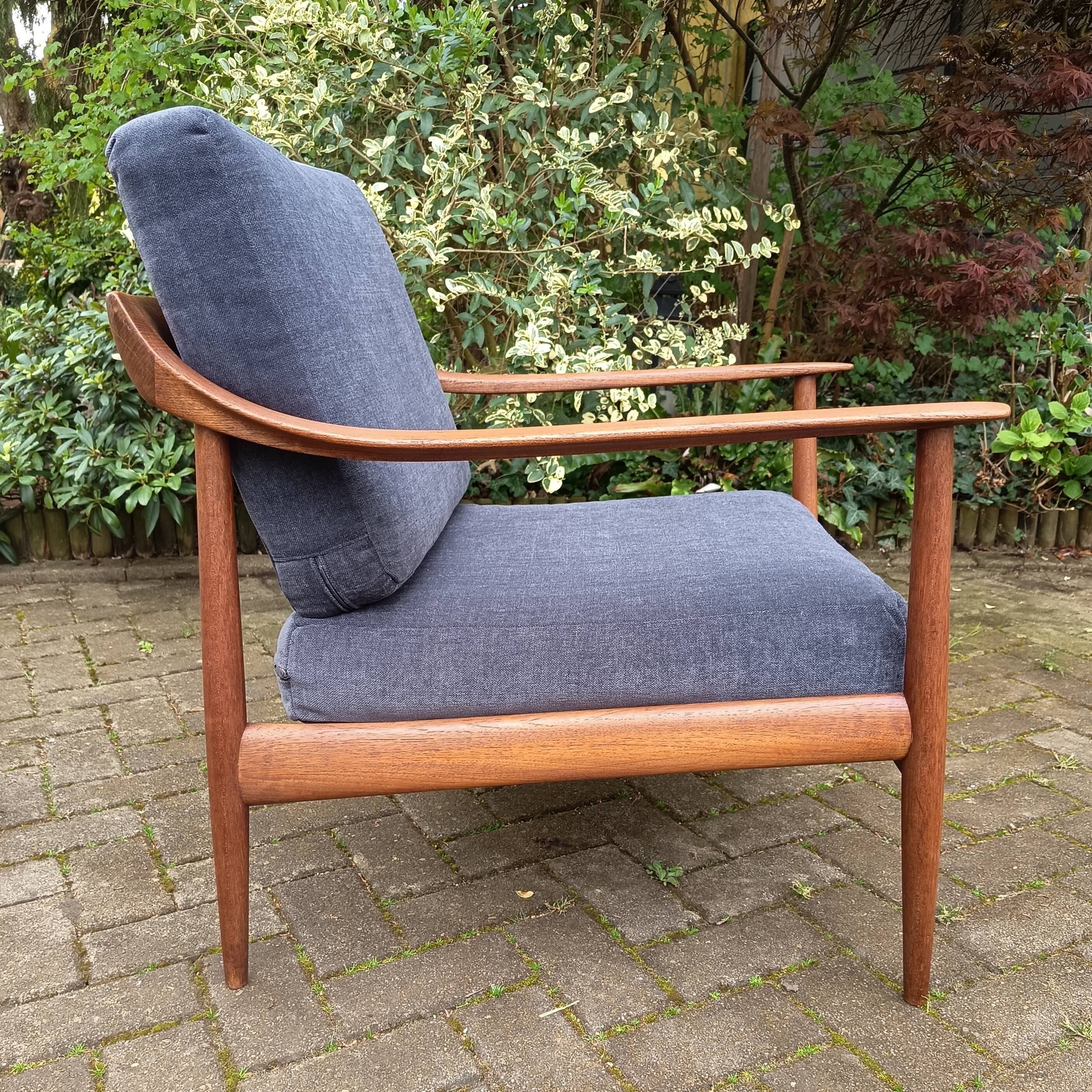 Pair of Knoll Antimott armchairs, 1960