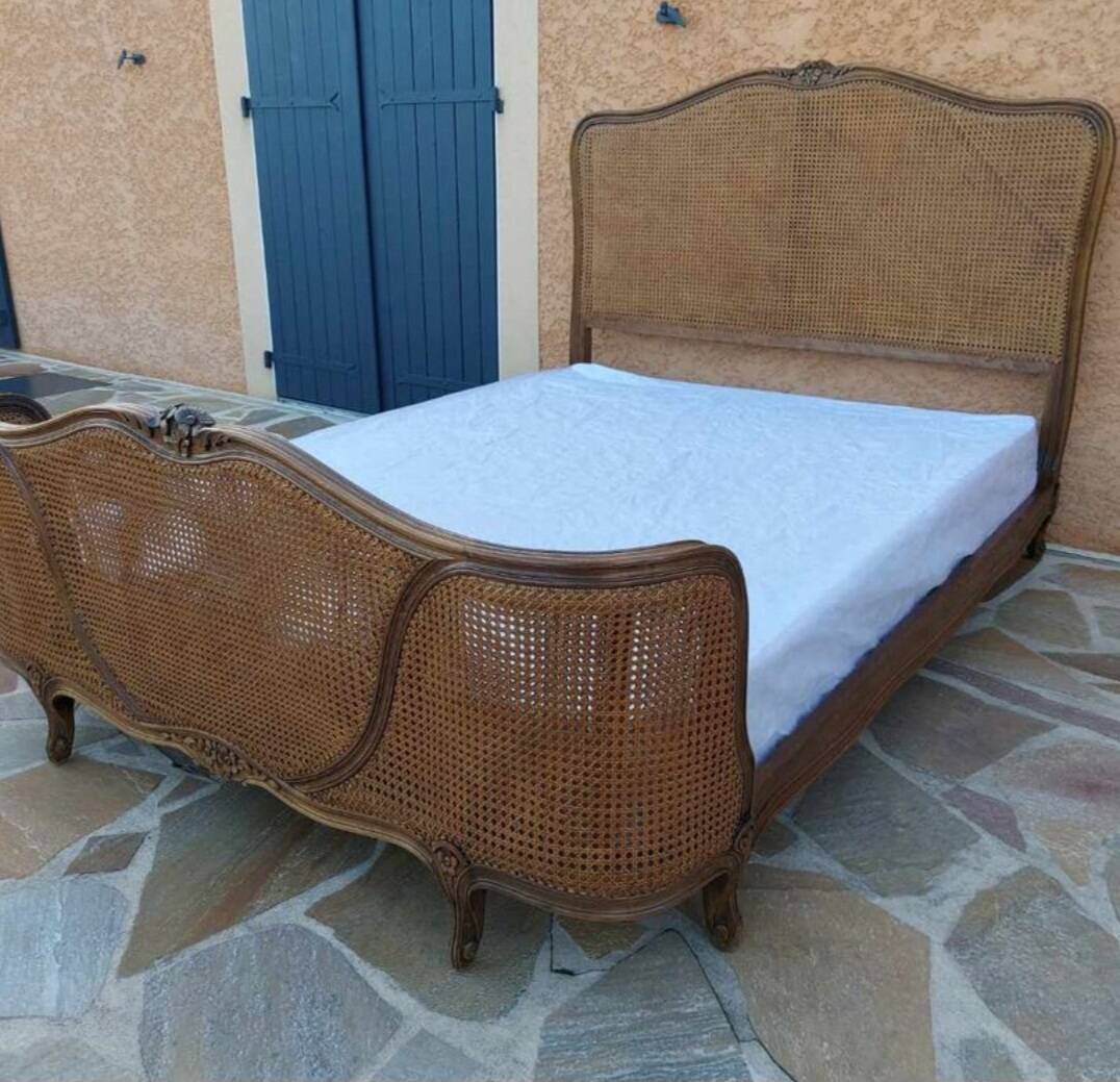 Lit with caned basket in Louis XV style.