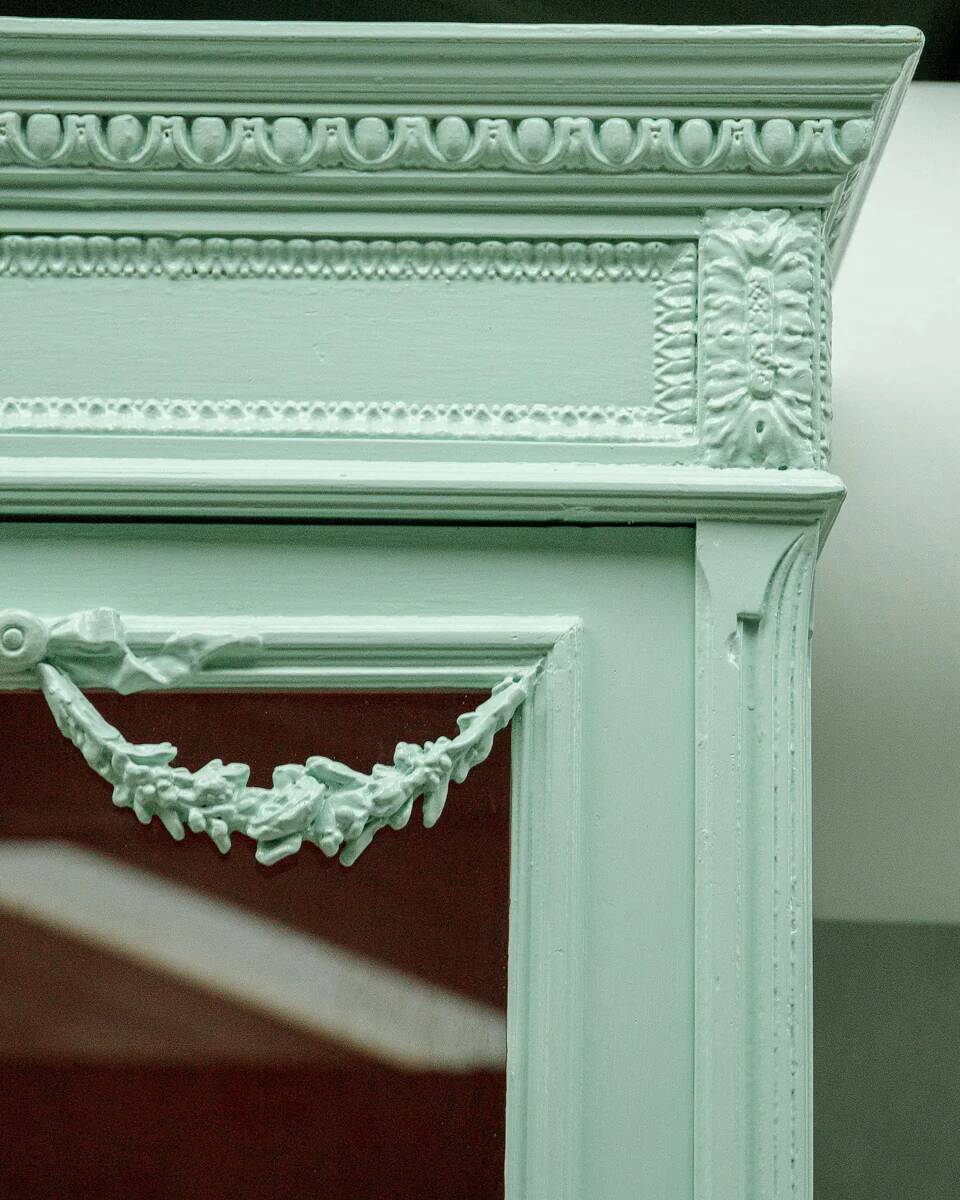 Vitrine à porte vitrée vert menthe de style Louis XVI