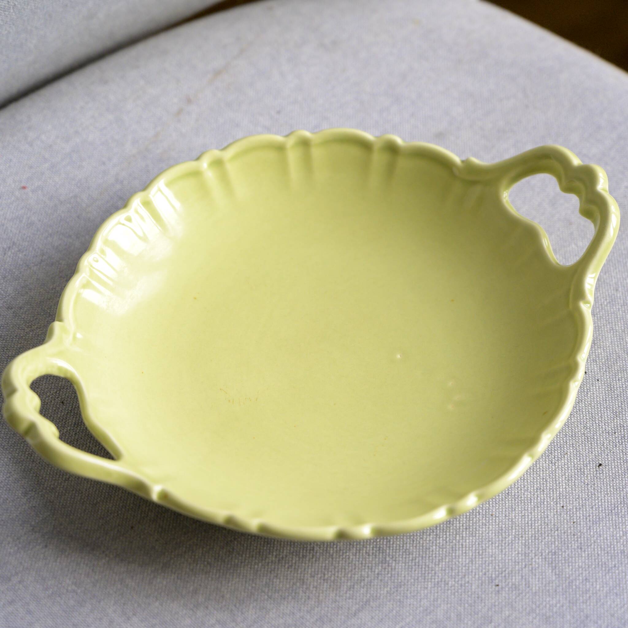 Small salad bowl with handles, lime green color. Numbered 6443. l25 L20 cm.
