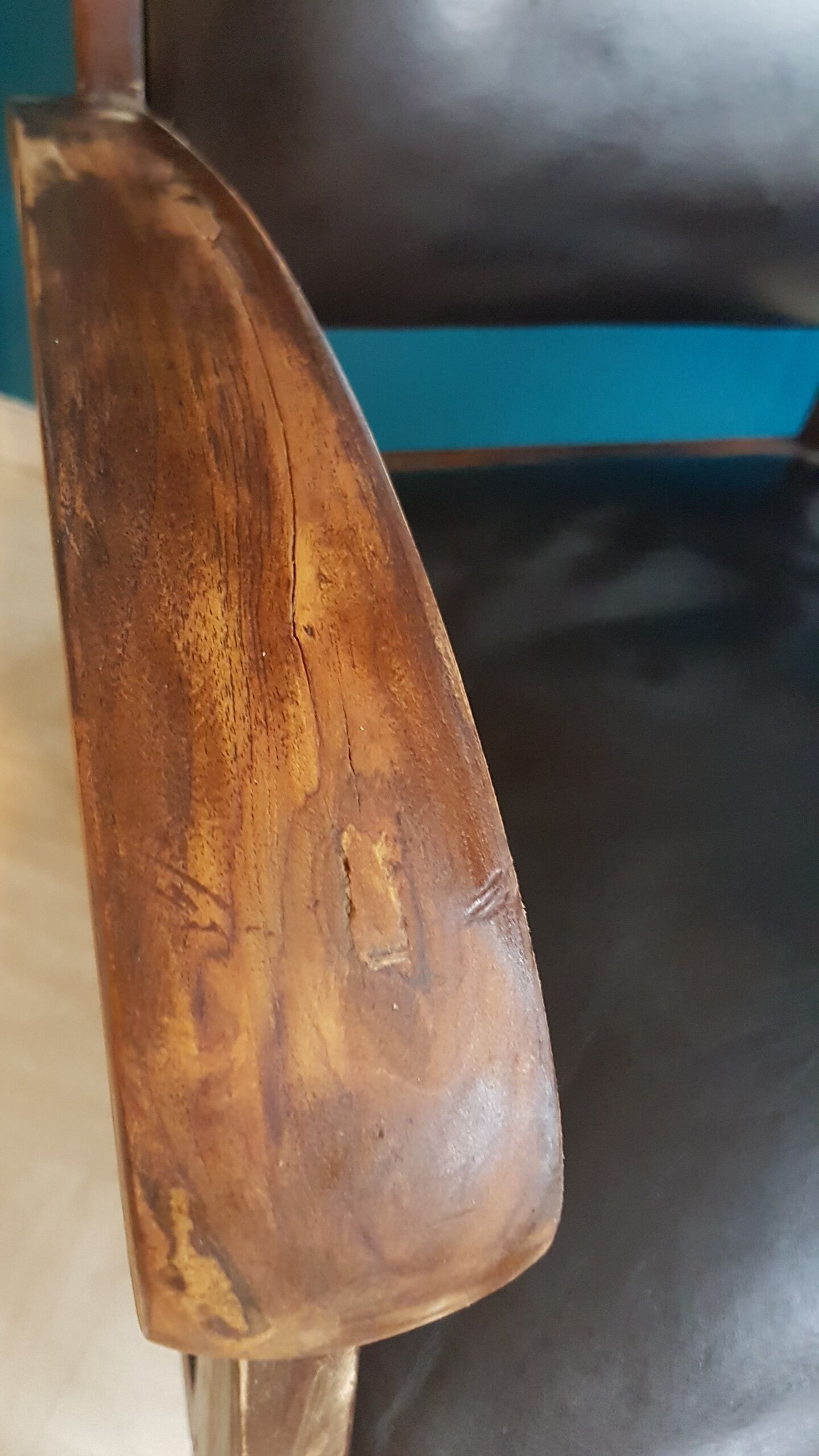 Fauteuil bois et cuir style colonial