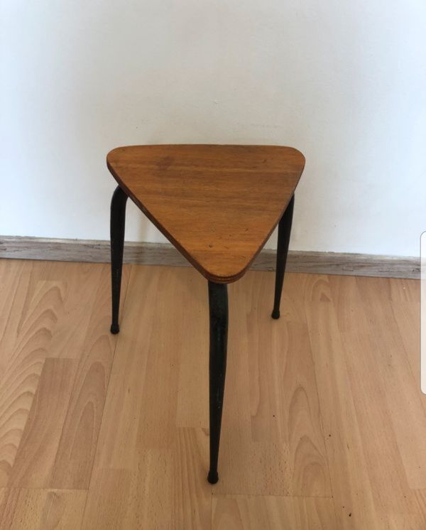 Tabouret tripode brutaliste