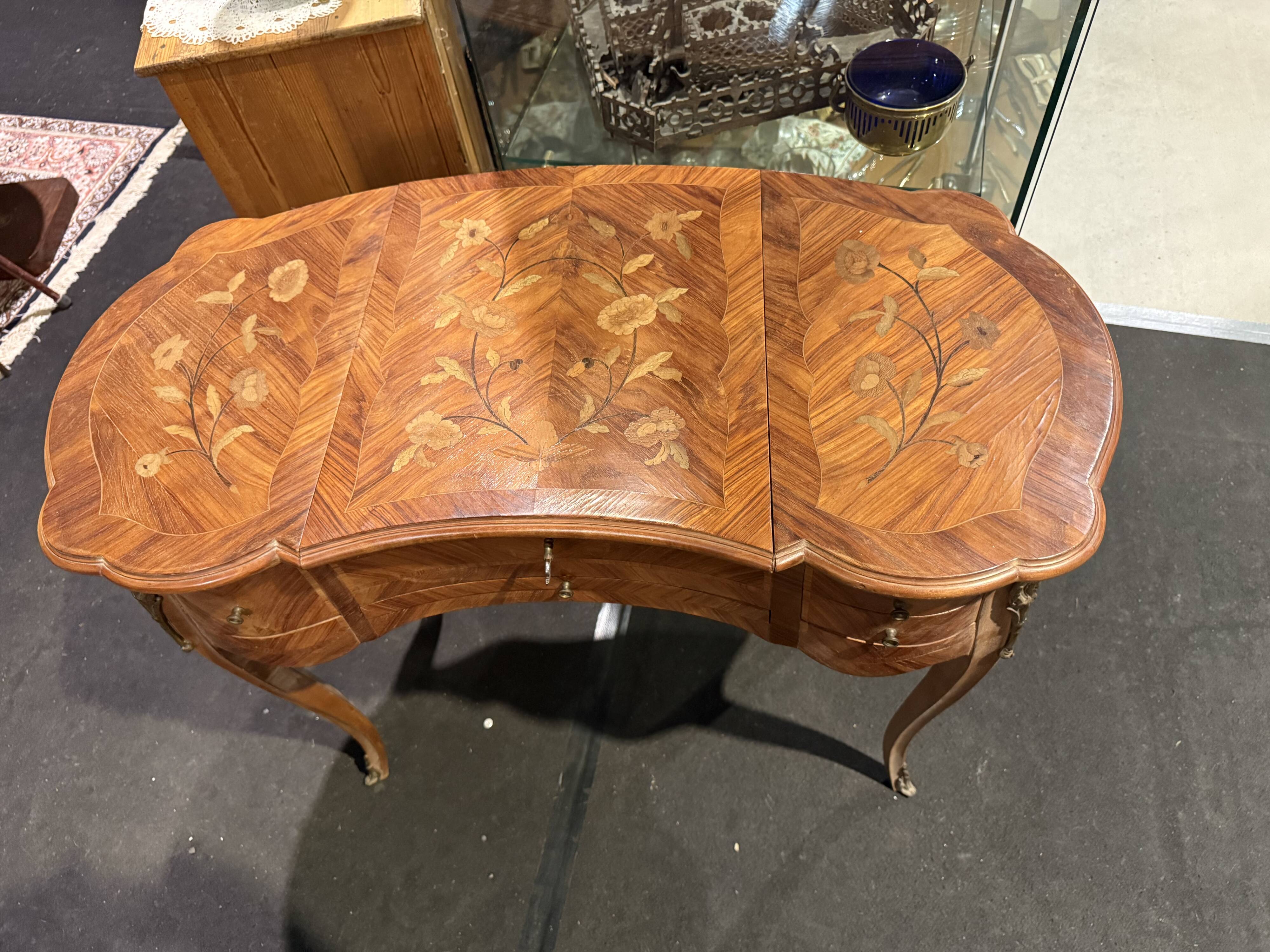 Coiffeuse marqueté en forme de rognon