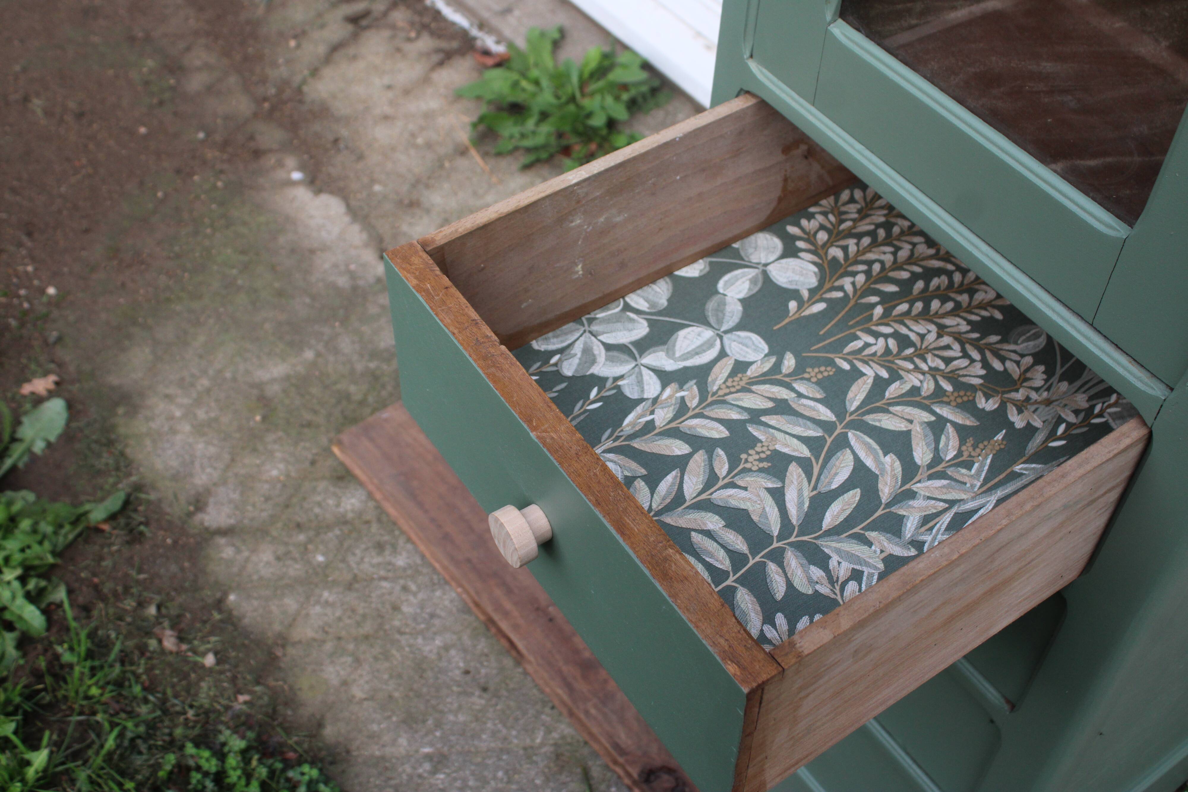 Vitrine haute vintage peinte en vert, rénovée