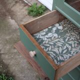 Vitrine haute vintage peinte en vert, rénovée