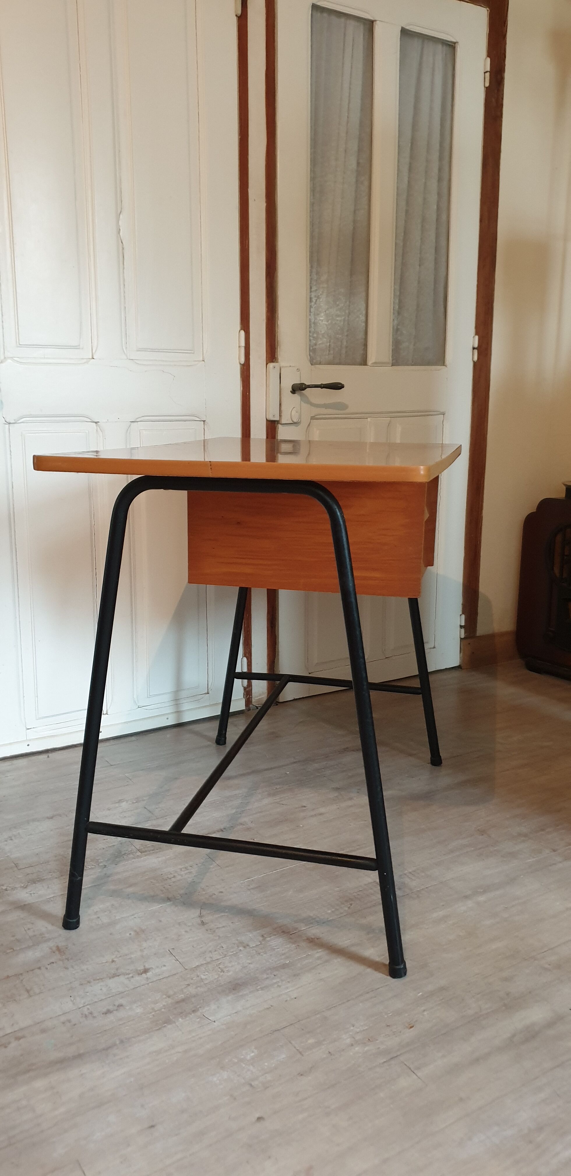 Bureau style moderniste pieds compas