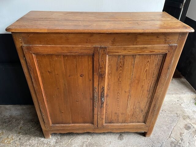2-door buffet