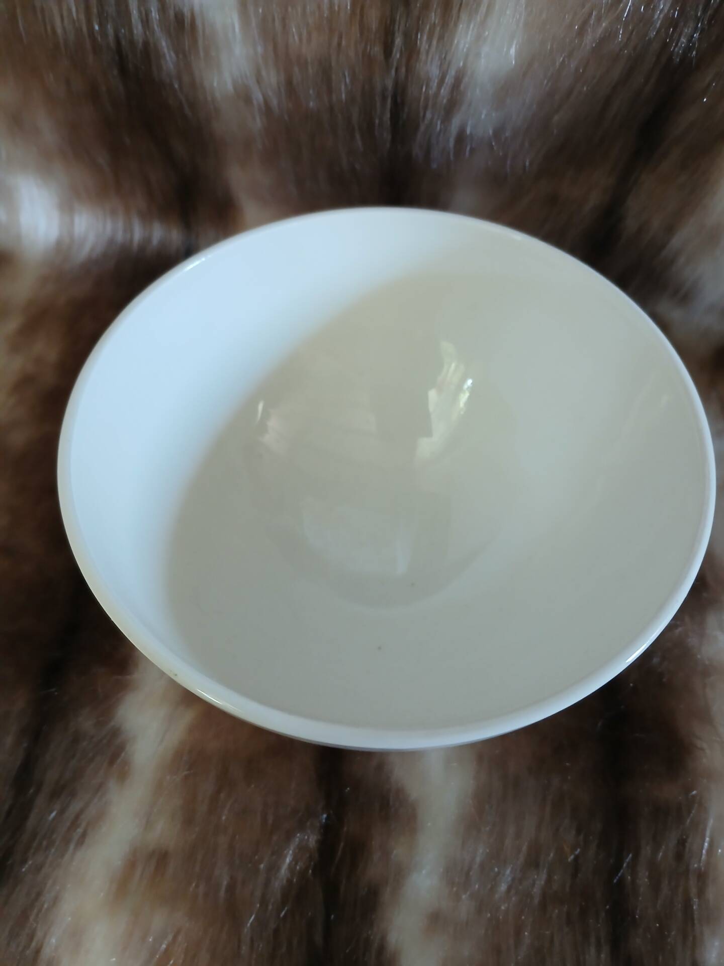 2 old model bowls tablecloth
