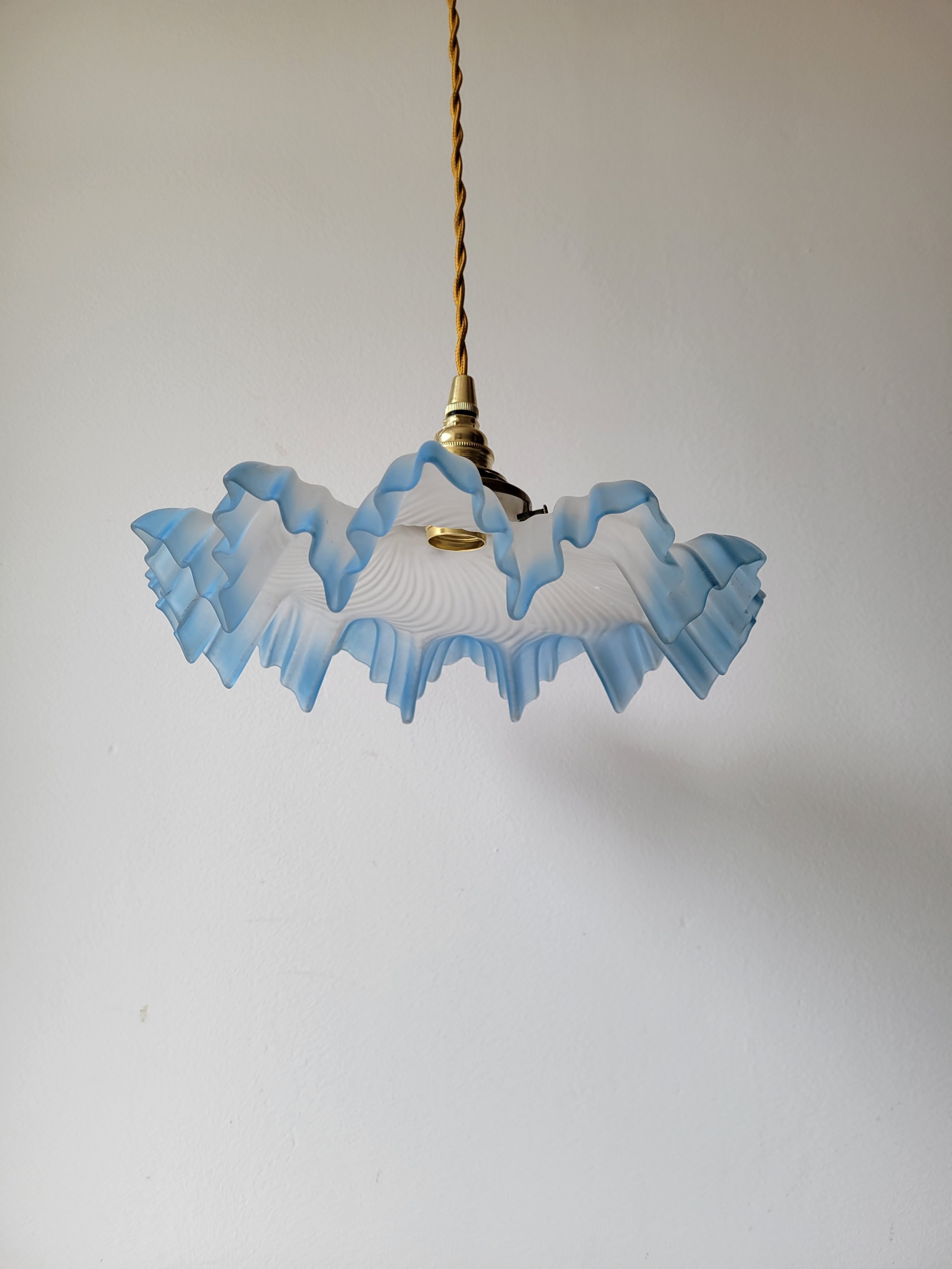 Suspension in opaline