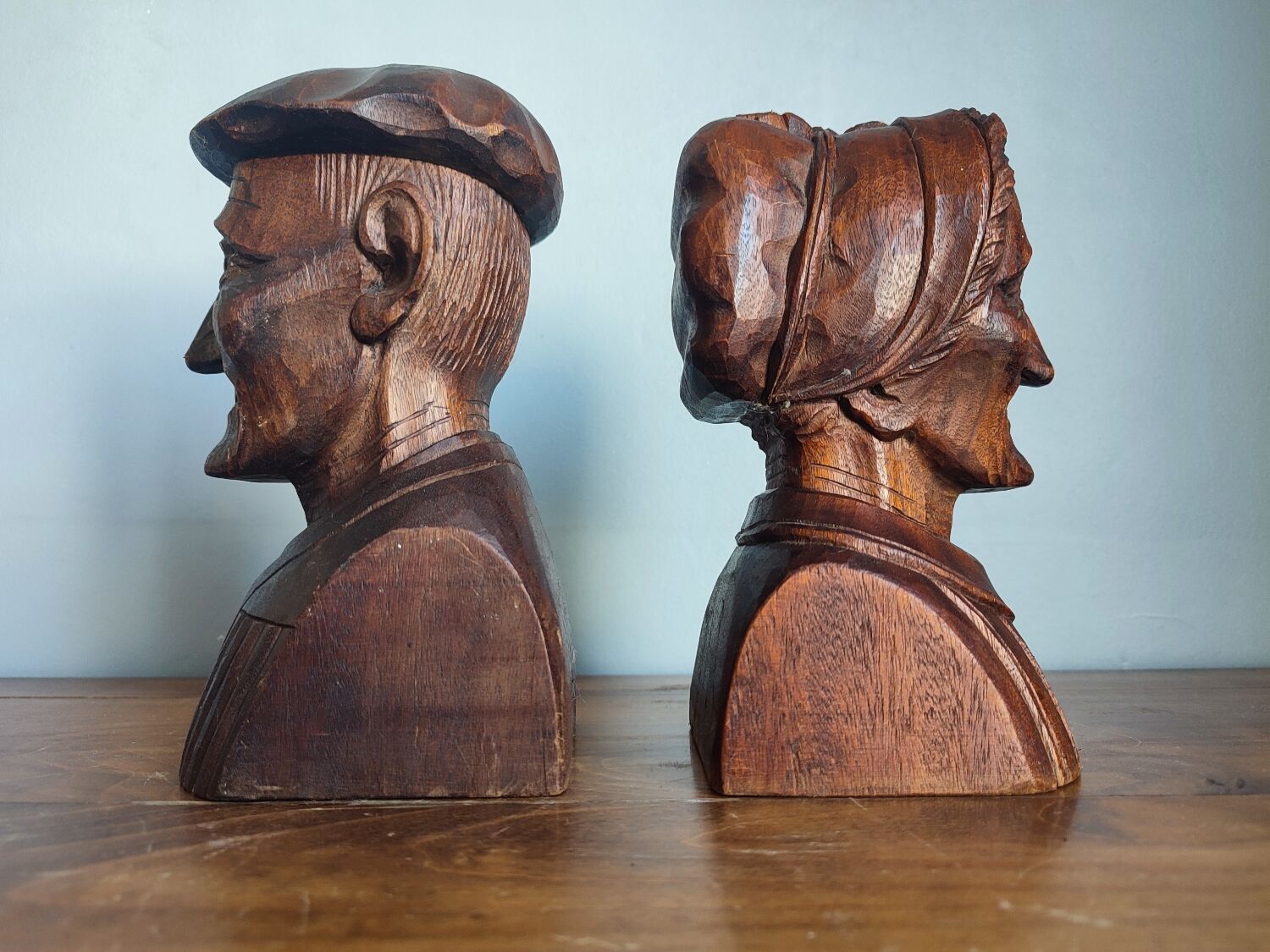 Serre livre en bois sculpté vintage