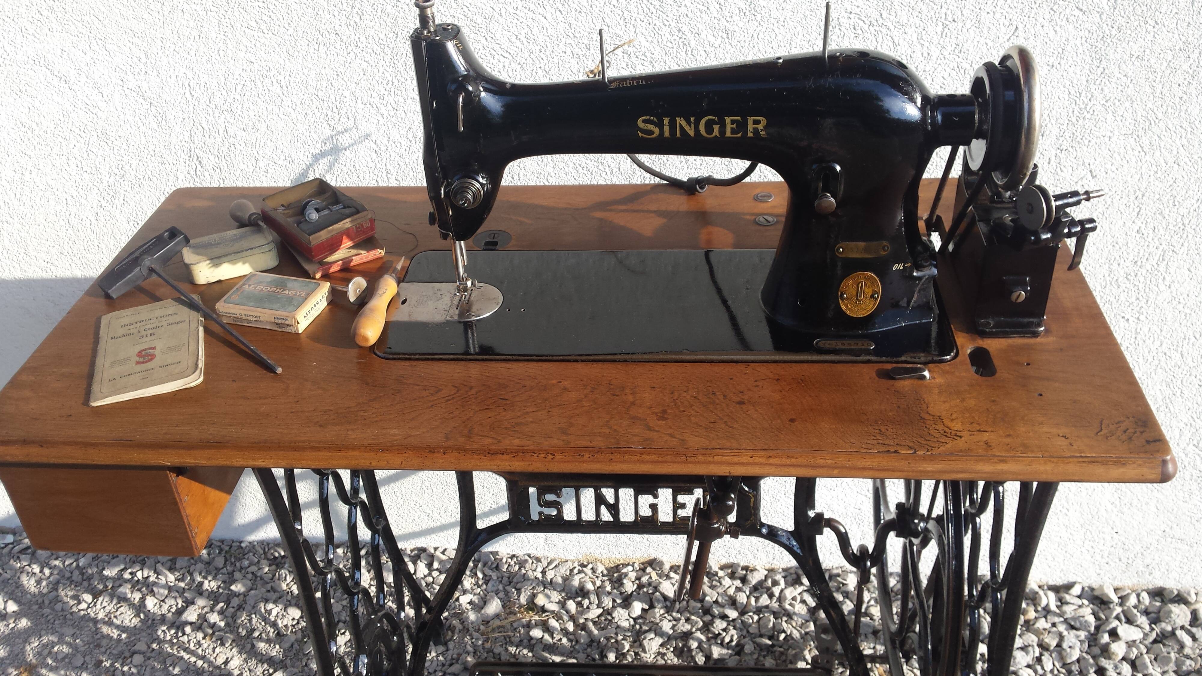 Singer's sewing machine foot console