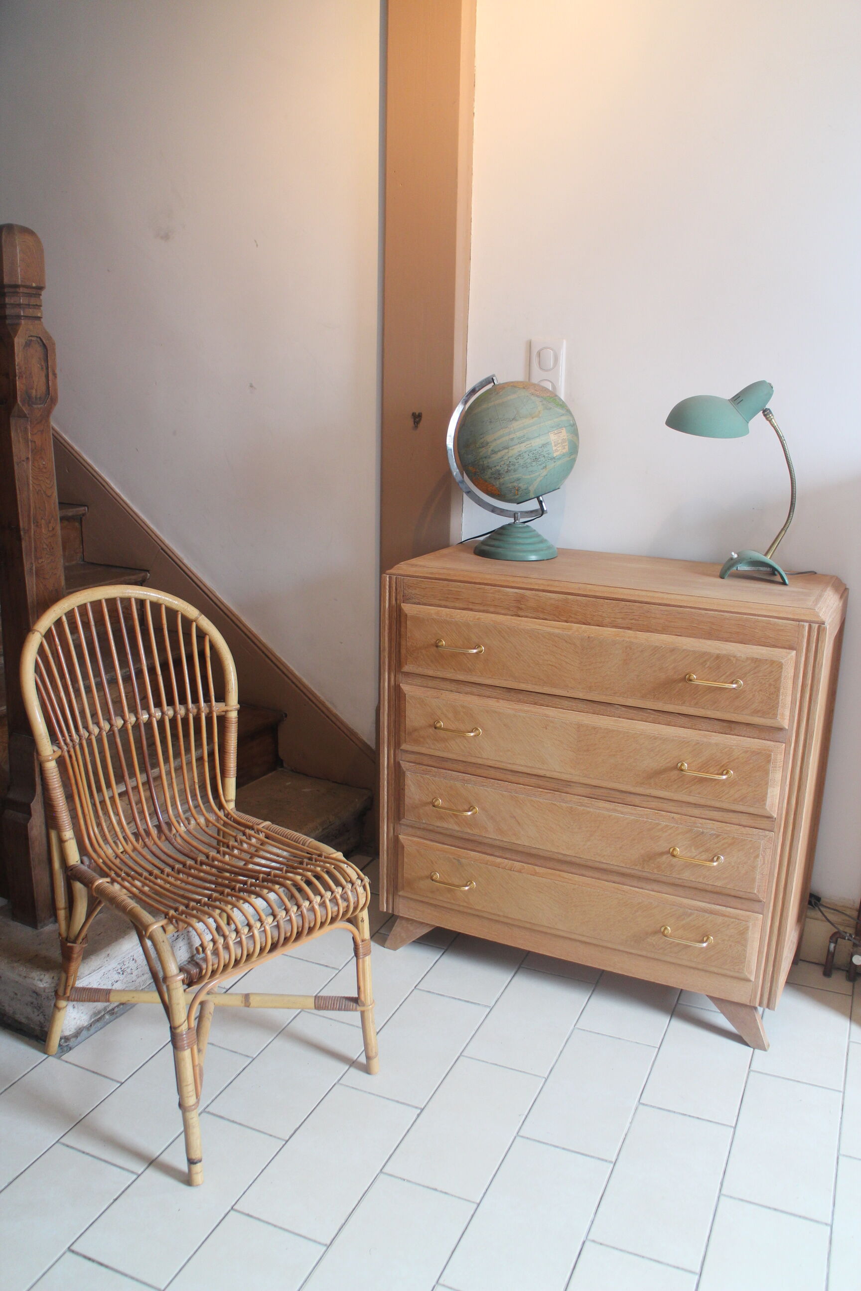 Commode aux pieds compas en bois brut
