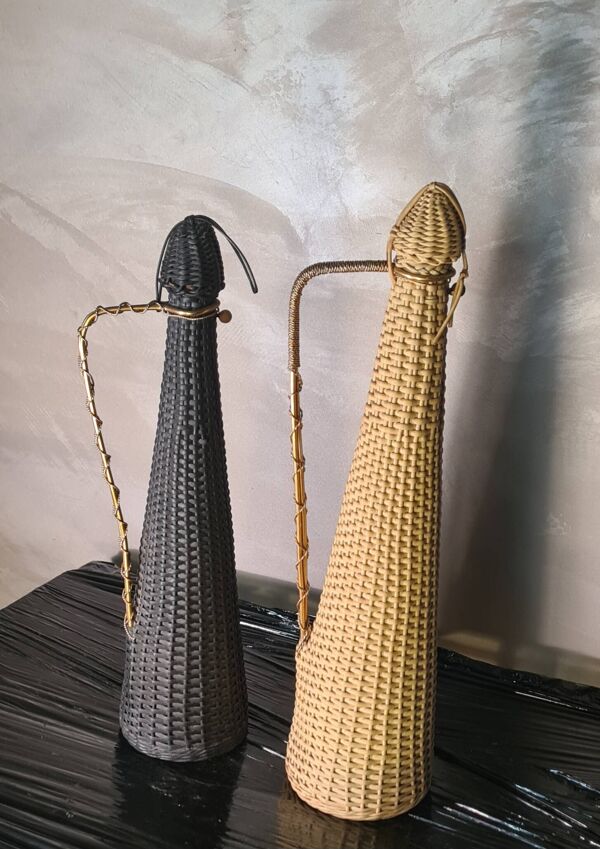 lot Bouteilles scoubidou des années ,1960 a70   , 1 noir et 1 creme  44x10