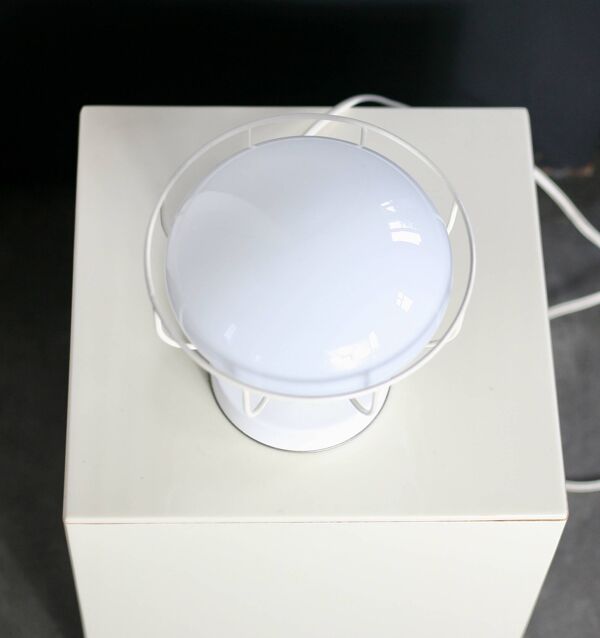 Lampe années 80, métal laqué blanc et globe verre