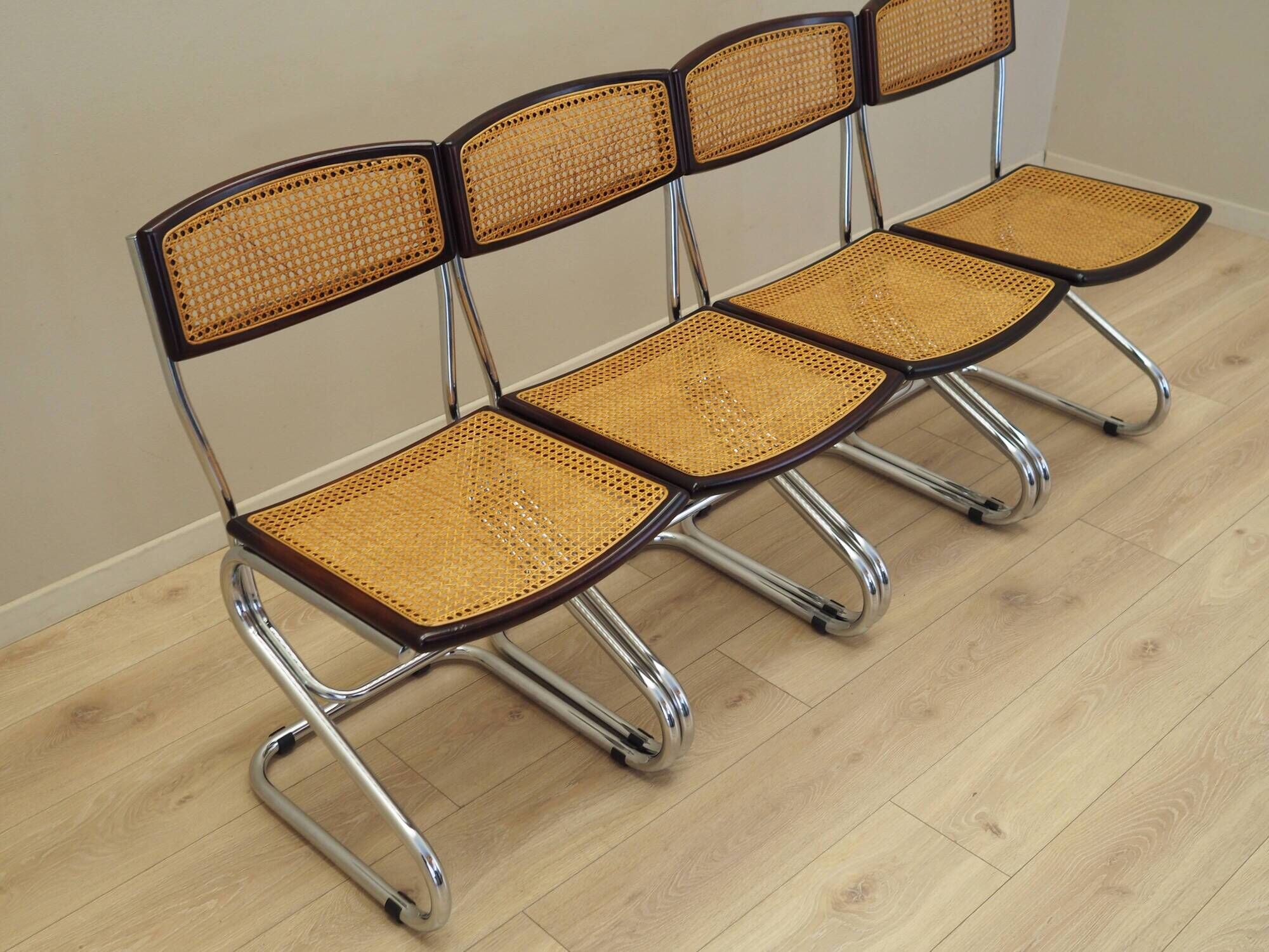 Ensemble de quatre chaises, design Bauhaus, années 1960, production : Italie