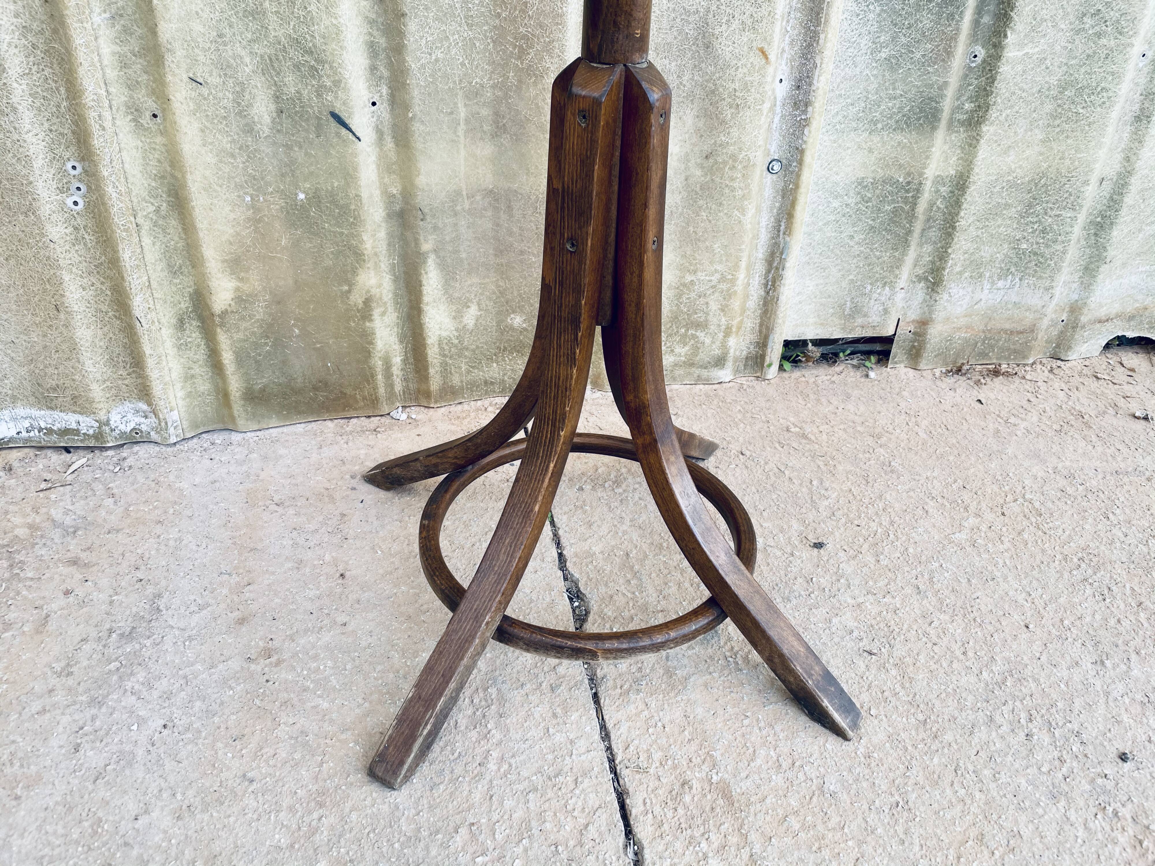 Baumann parrot coat rack