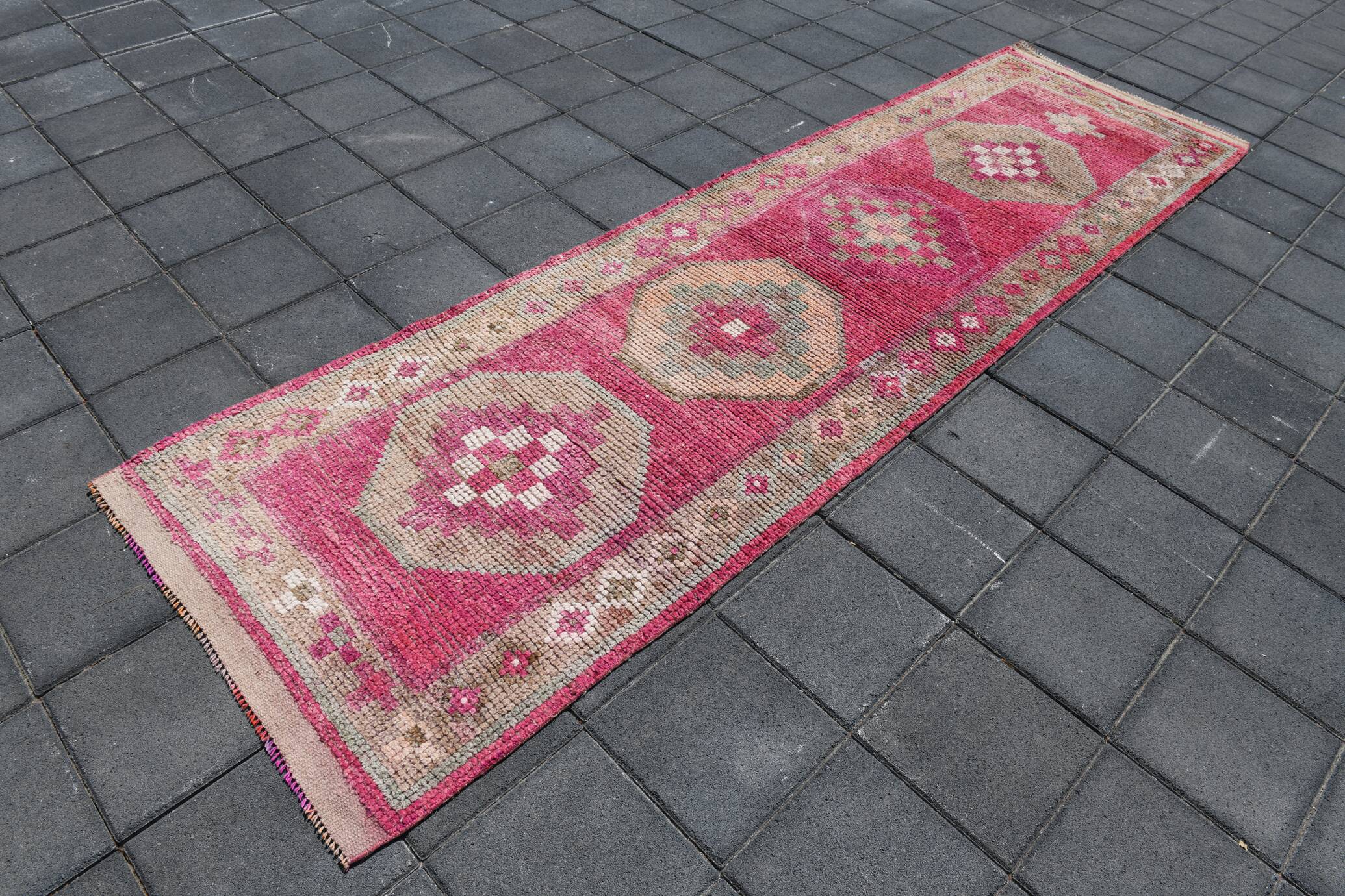 Tapis de Couloir Anatolien Fuchsia, Motifs Géométriques Vintage, 94x324 Cm
