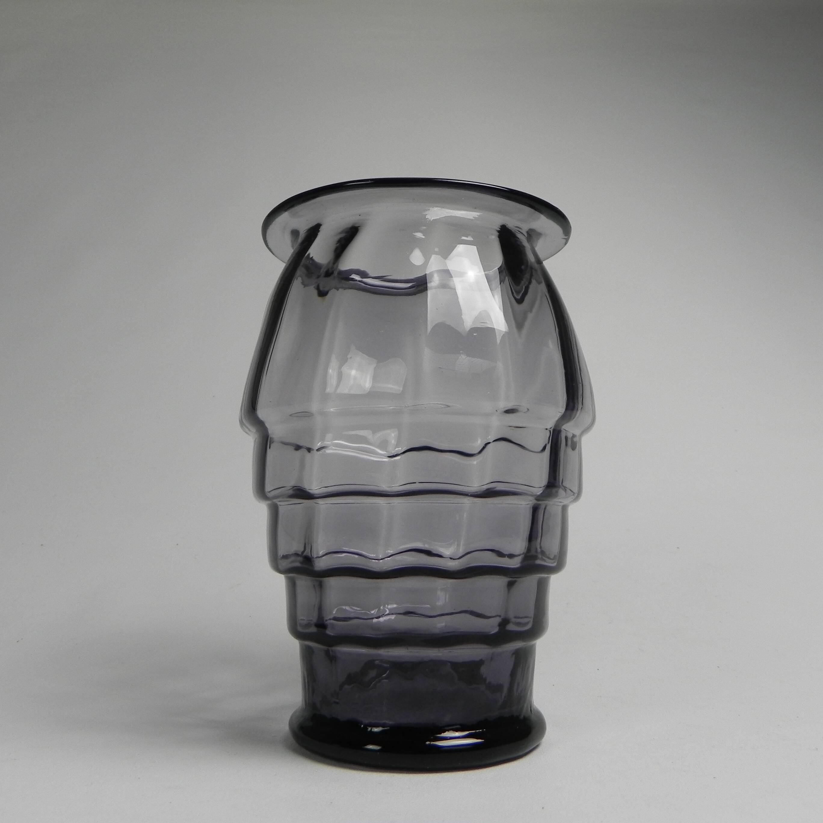 Art Deco vase with twisted vertical bands, Doyen style, 1930s.