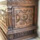 Antique coffre en bois sculpté avec motif végétal période renaissance