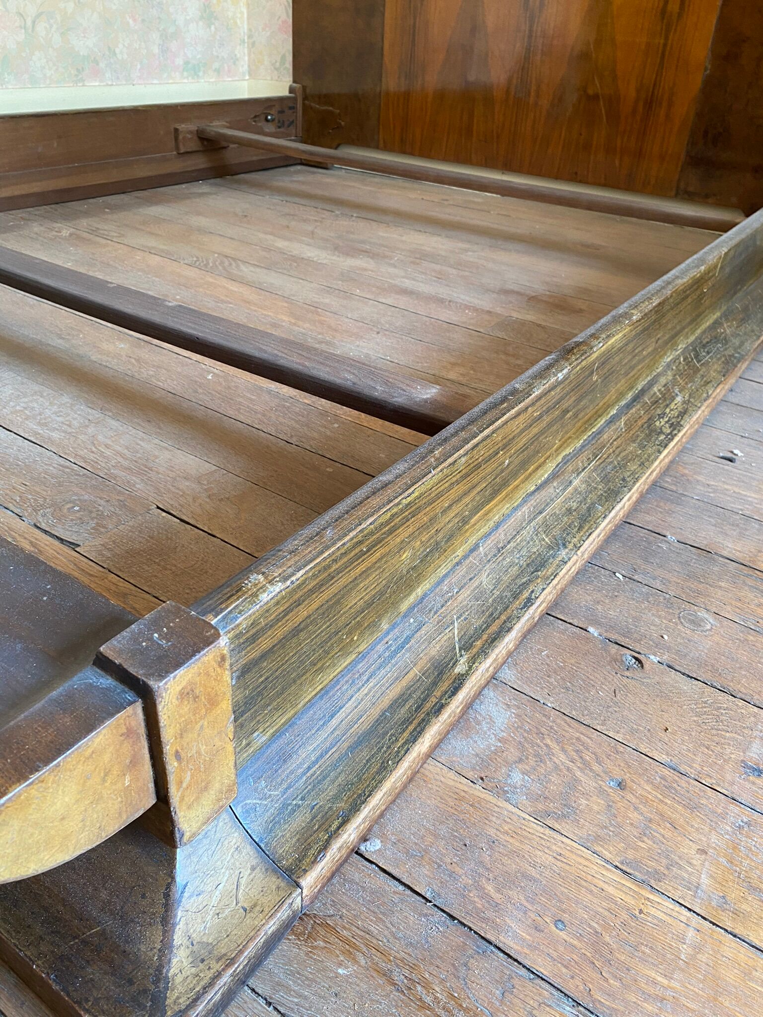 Art deco bed dating from the 30s in Ronce de Noyer