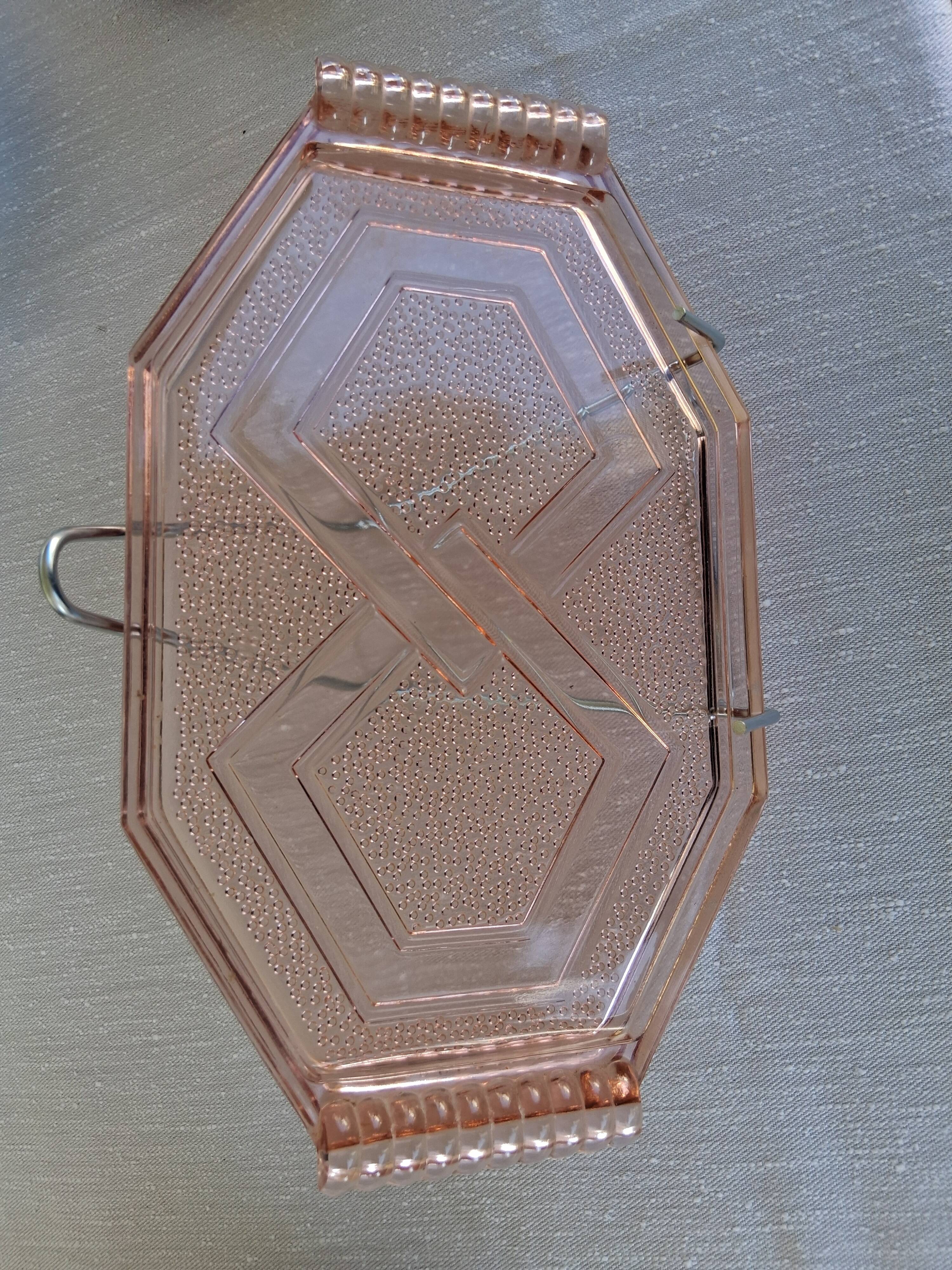 Very pretty pink glass dish in very good condition.